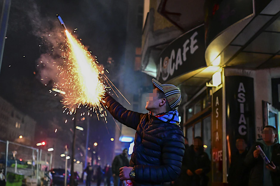 31. Dezember 2022 und 01. Januar 2023, Berlin-Neukölln: Knallerei an der Sonnenallee, Ecke Reuterstraße.