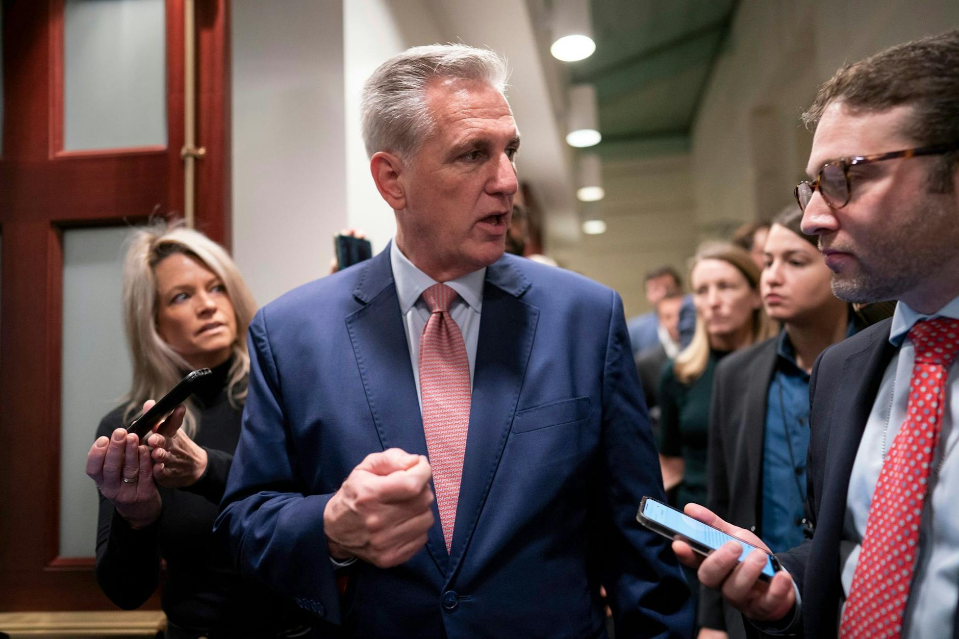 Der republikanische Fraktionschef Kevin McCarthy trifft im Kapitol ein.