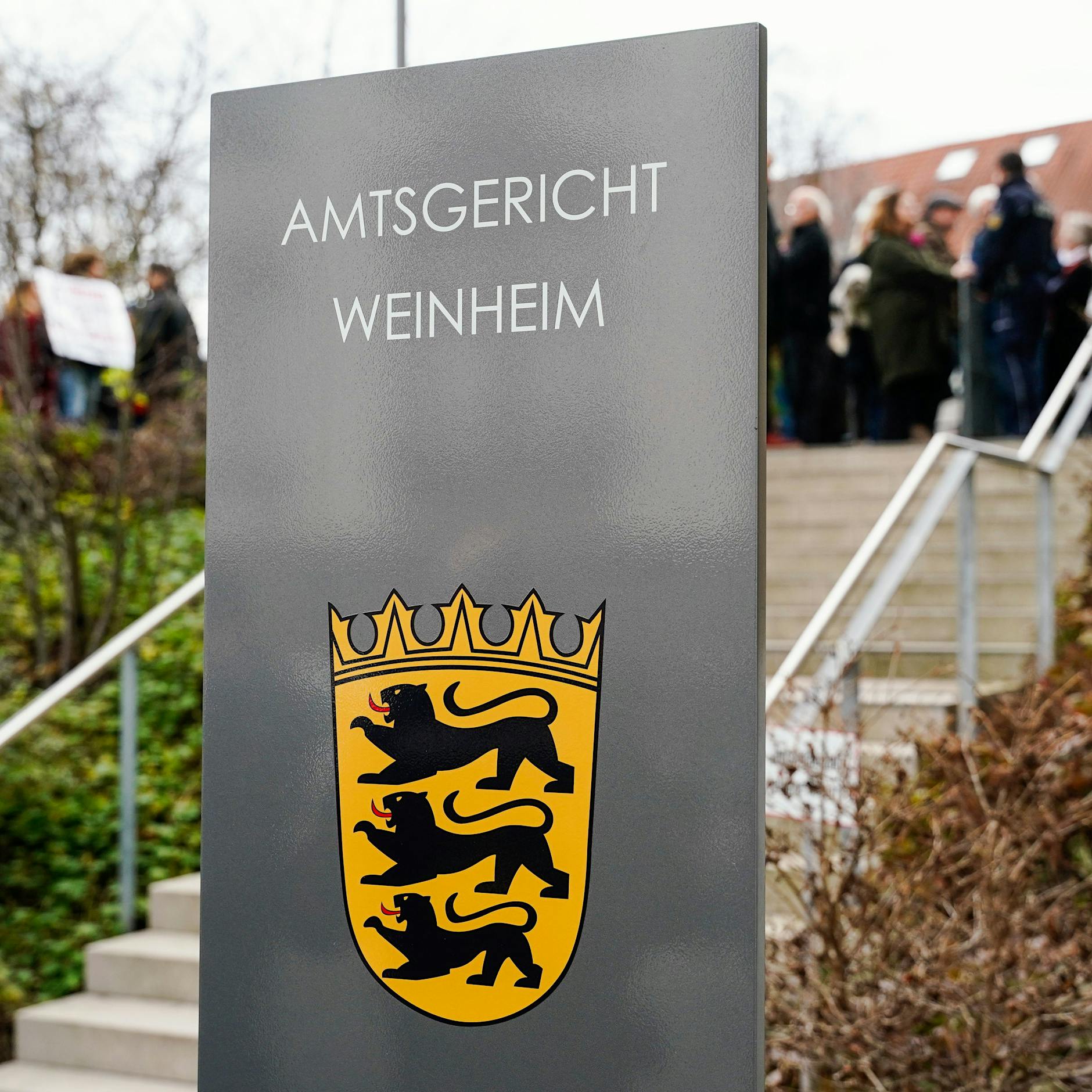 4247 falsche Masken-Atteste: Haftstrafe und Berufsverbot für Ärztin Monika J.