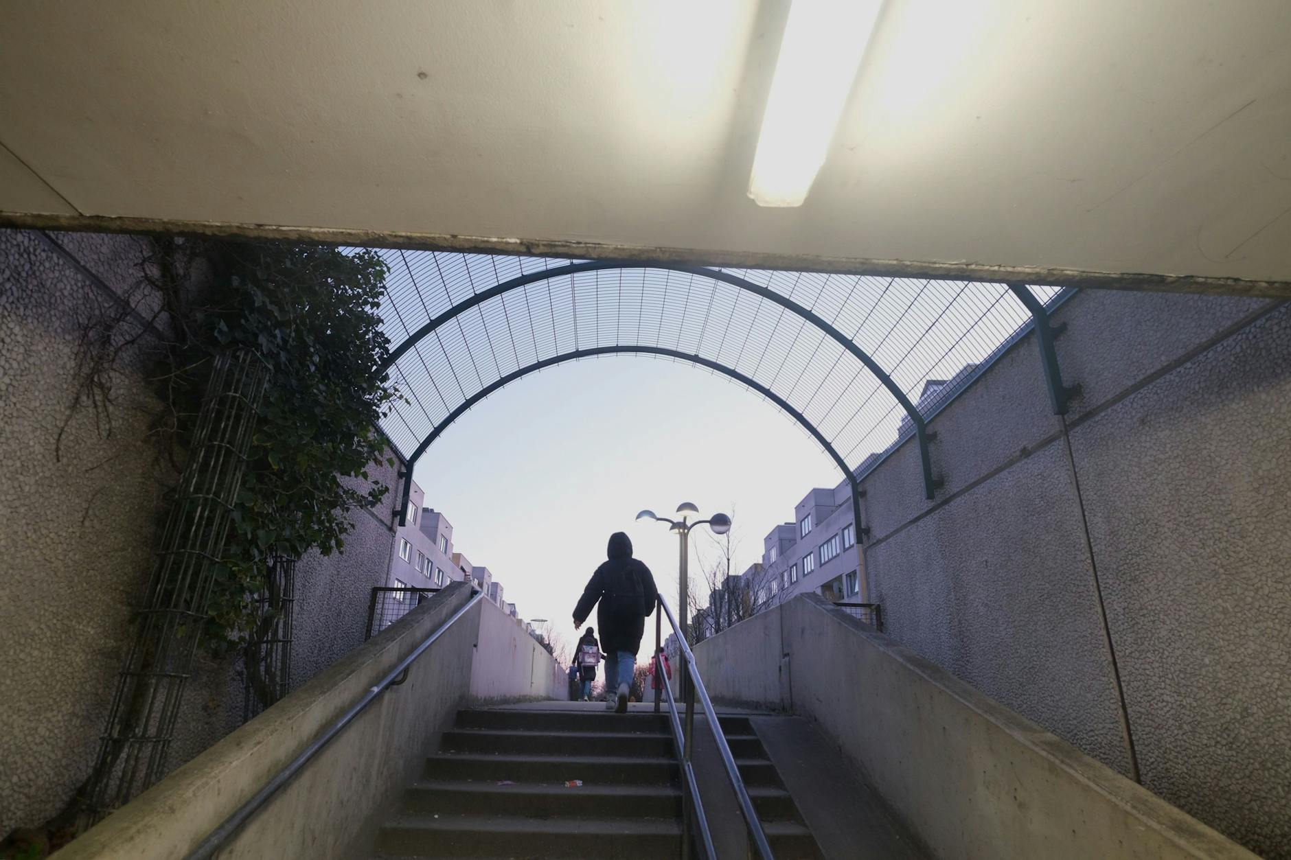 In der Silversternacht ist es in vielen Teilen Berlins zu Randalen und Attacken auf Rettungsdienst und Polizei gekommen.