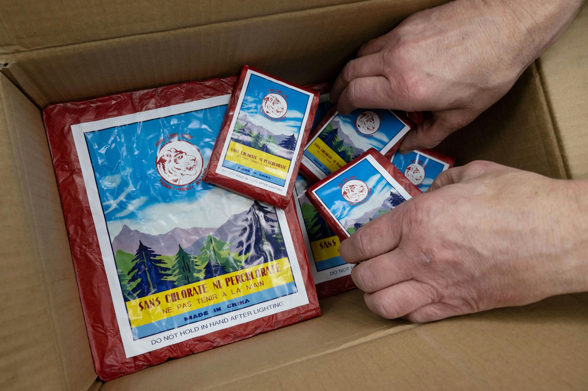 Wie lagert man Böller und Raketen richtig? Feuerwerkskörper sollten immer sicher verpackt sein, kühl und trocken untergebracht werden.