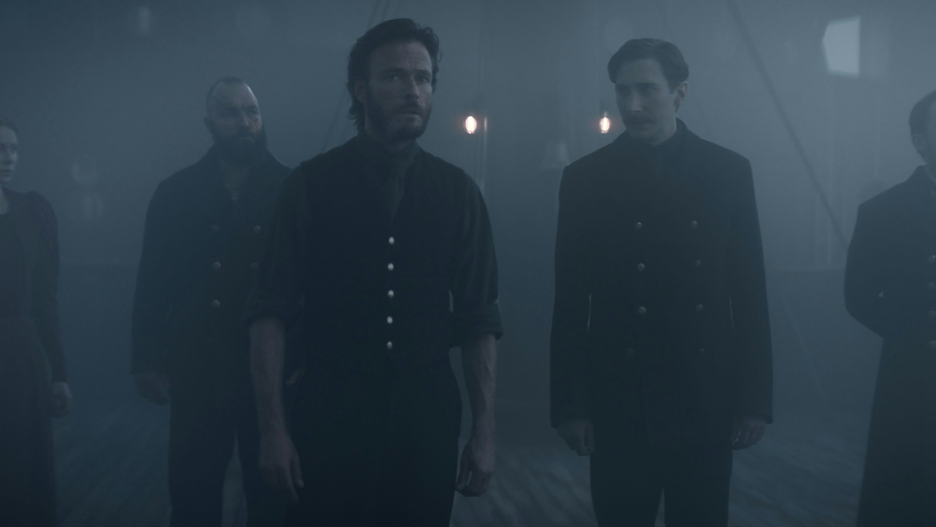 Emily Beecham (Passagierin Maura Franklin), Isaak Dentler, Andreas Pietschmann (als Kapitän Eyk Larsen), Niklas Maienschein und Tino Mewes in einer Szene der Mystery-Serie „1899“