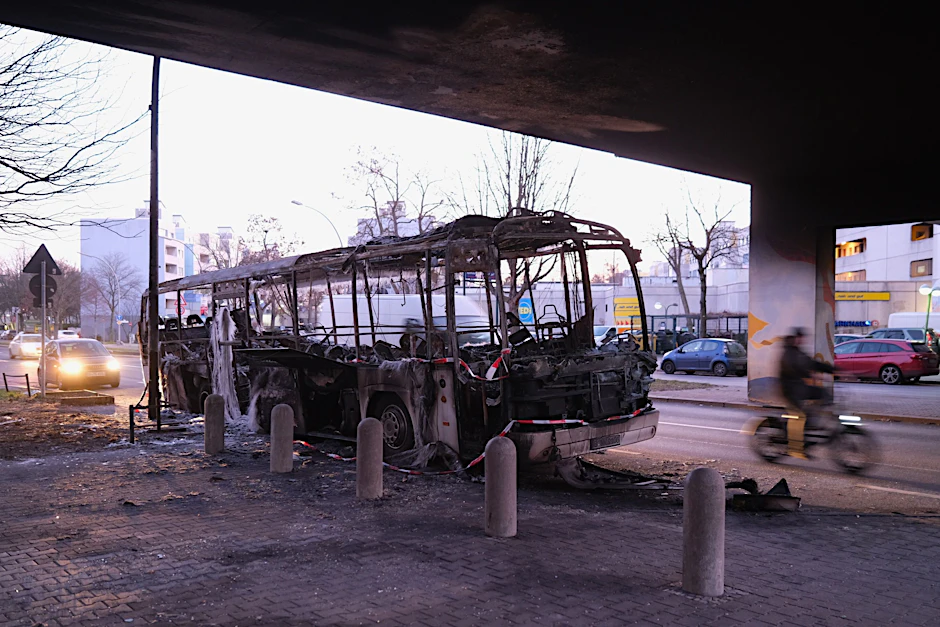 Anwohner Edwin Greve sah, wie dieser Bus in Neukölln in der Silvesternacht ausbrannte.