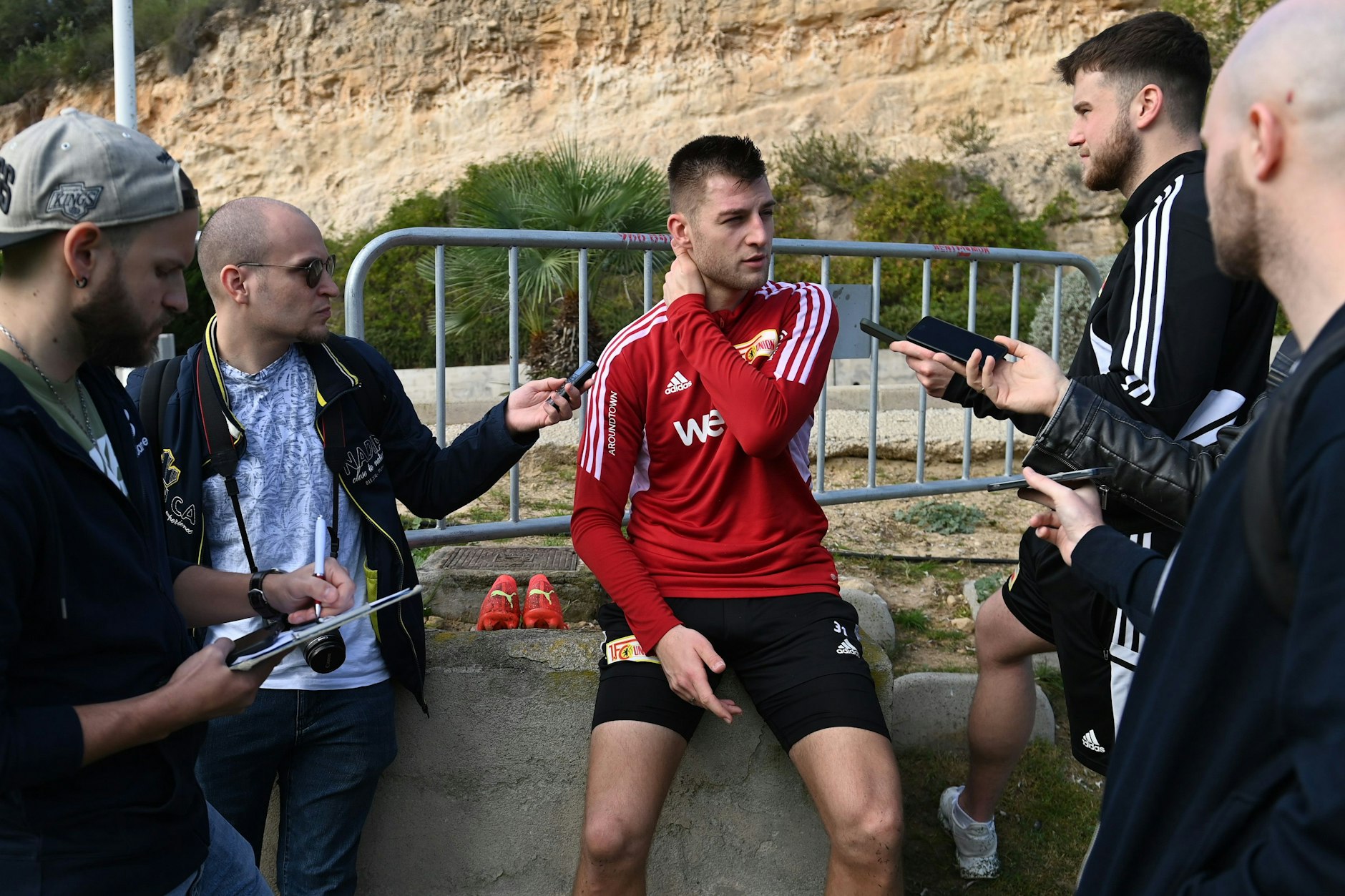 Union Berlins Robin Knoche (M.) bei der Medienrunde am Dienstagvormittag.