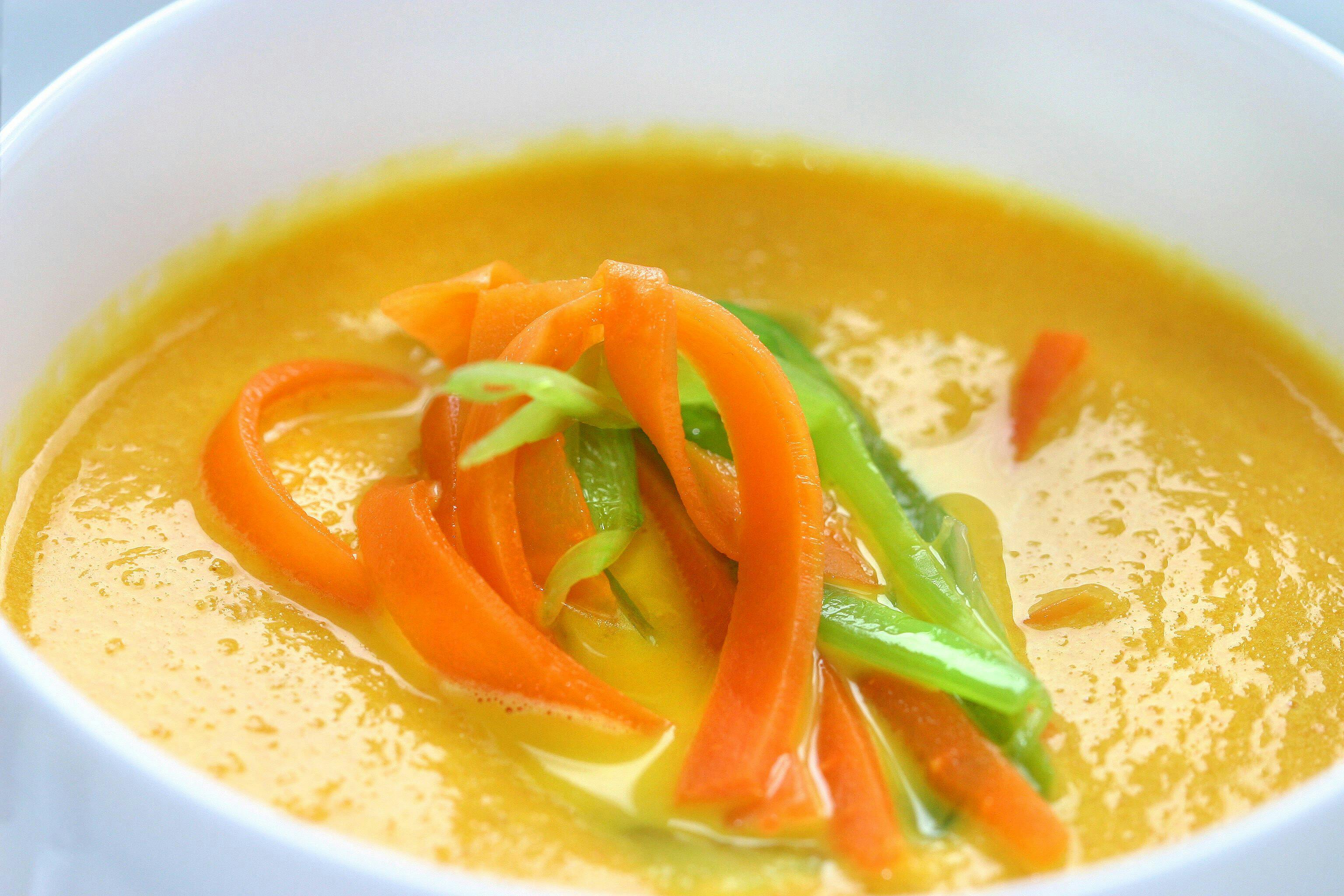 Lecker, günstig, gut für die Figur: Rezept für scharfe Möhrensuppe mit ...