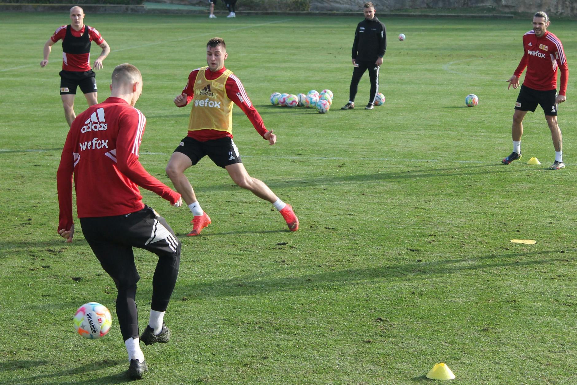 Robin Knoche (M.) versucht beim Training am Mittwochvormittag, den Ball von Timo Baumgartl zu erobern.