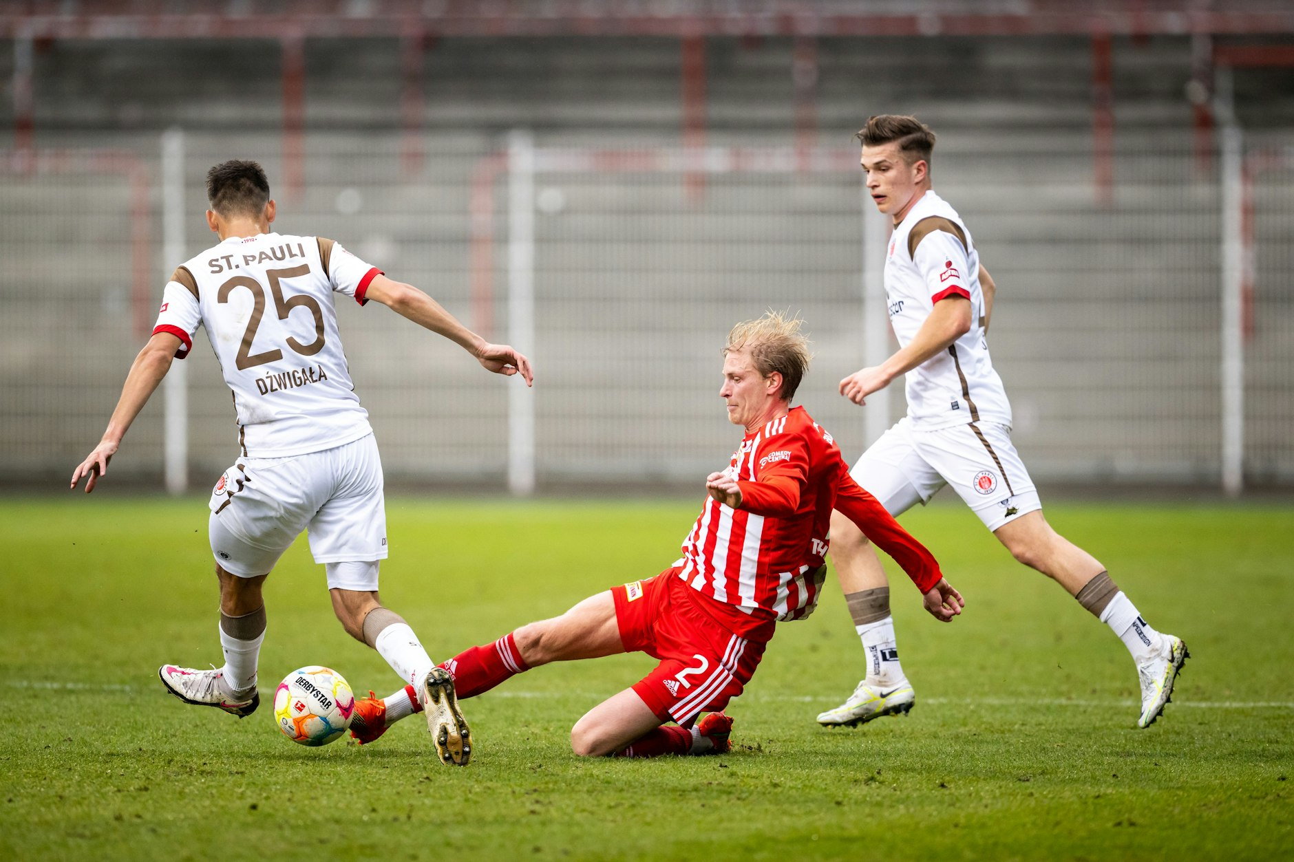 Morten Thorsby (M.) verpasst das Union-Trainingslager in Campoamor.