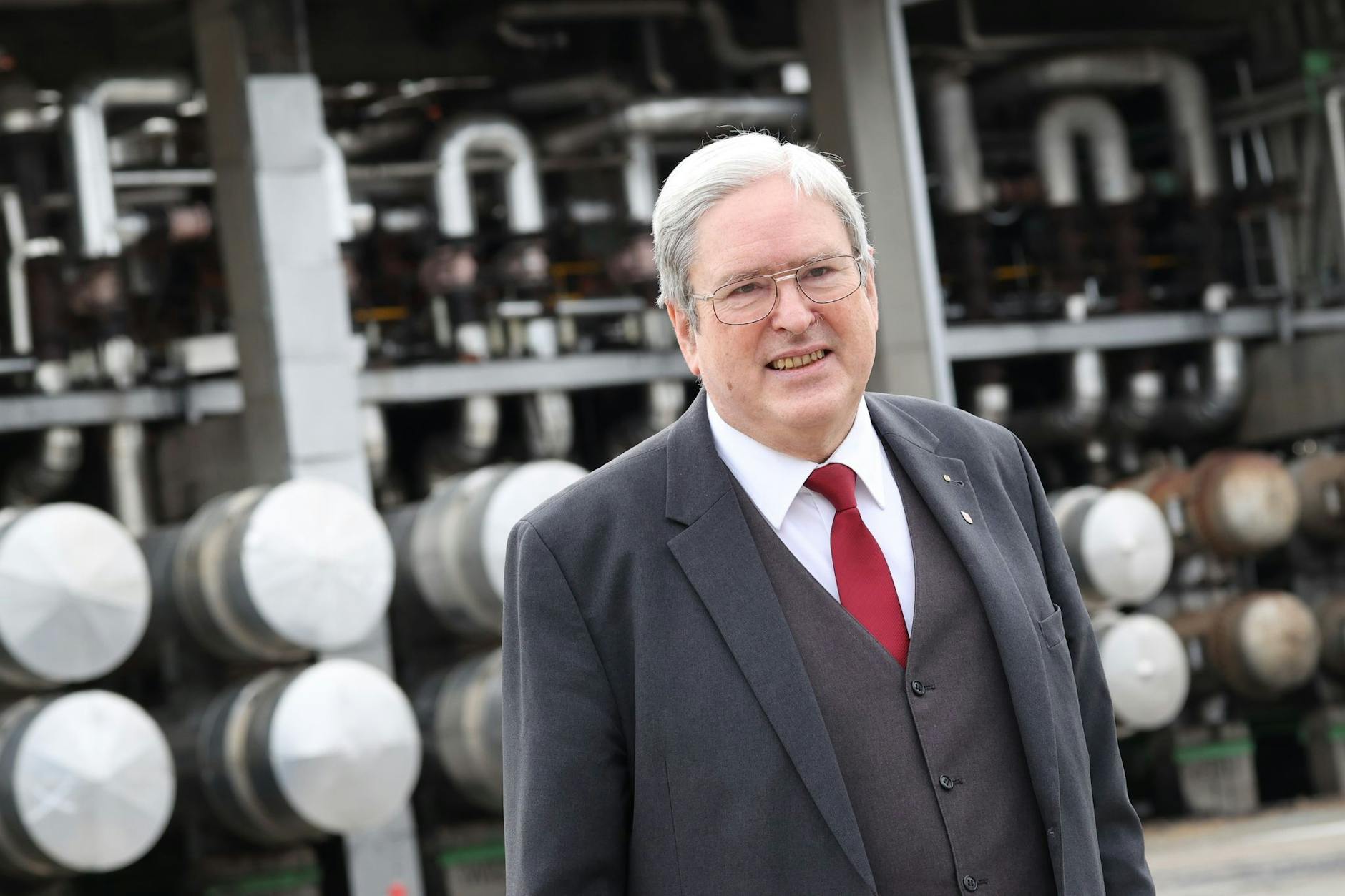 Der brandenburgische WirtschaftsministerJörg Steinbach vor der Messwarte der PCK-Raffinerie in Schwedt.