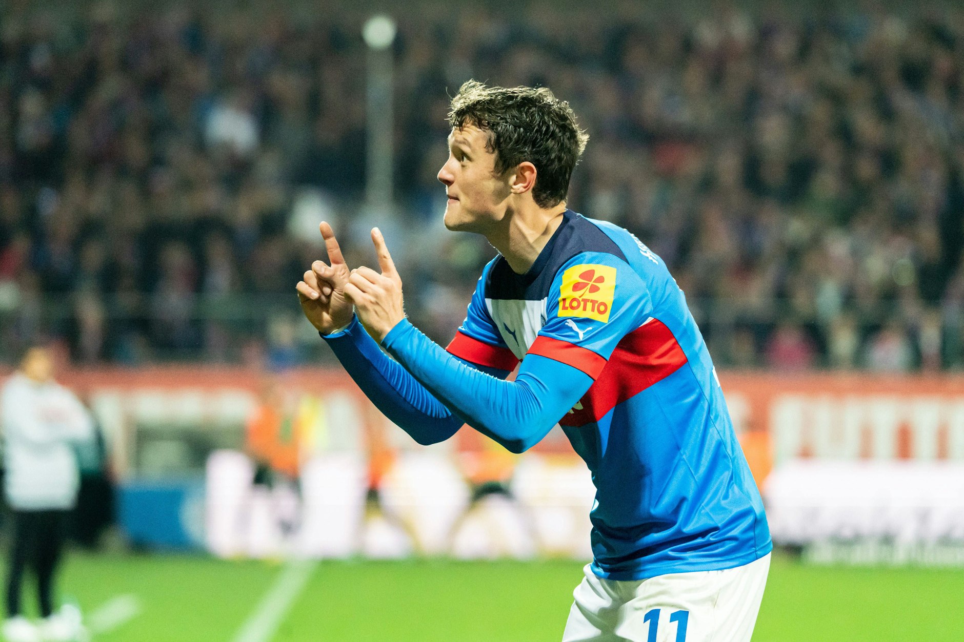 Von der Zweiten Liga zu Hertha BSC. Holstein Kiels Fabian Reese unterschrieb Mittwoch einen Drei-Jahres-Vertrag bei den Blau-Weißen.