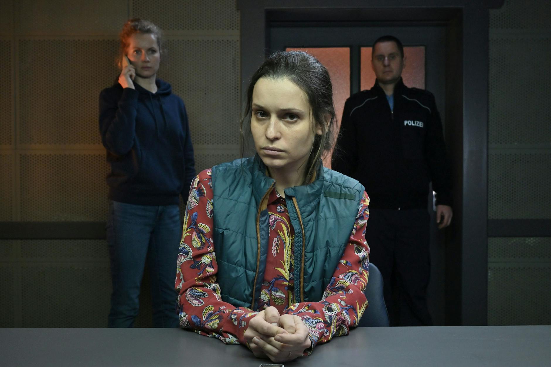 Nadine Teichmann (Kristin Suckow) wird auf dem Kommissariat von Leonie Winkler (Cornelia Gröschel) befragt.