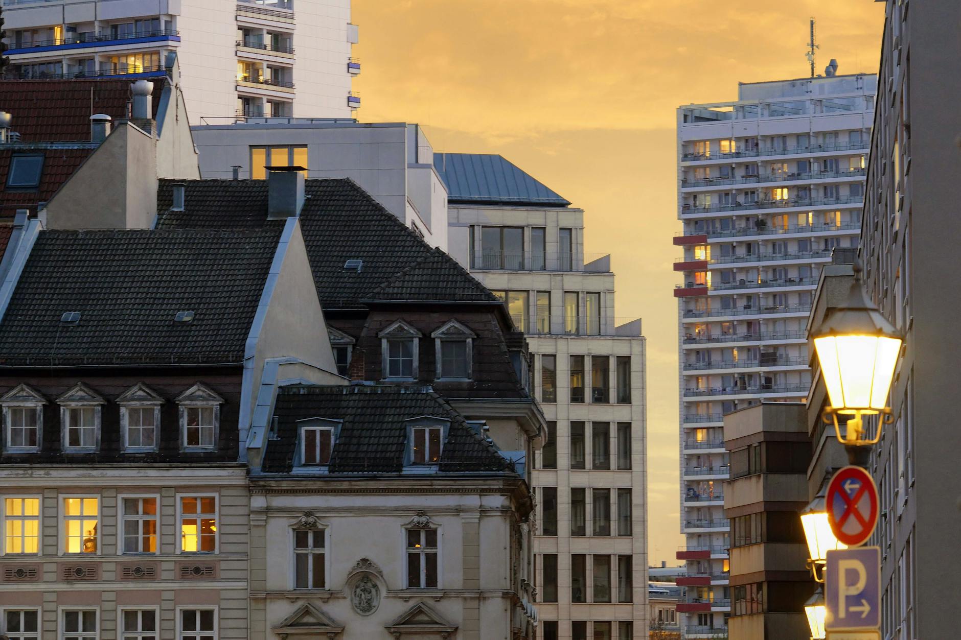 Blick auf unterschiedliche Fassaden, alte und neue, im Berliner Sonnenuntergang