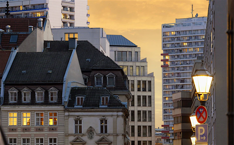 Blick auf unterschiedliche Fassaden, alte und neue, im Berliner Sonnenuntergang