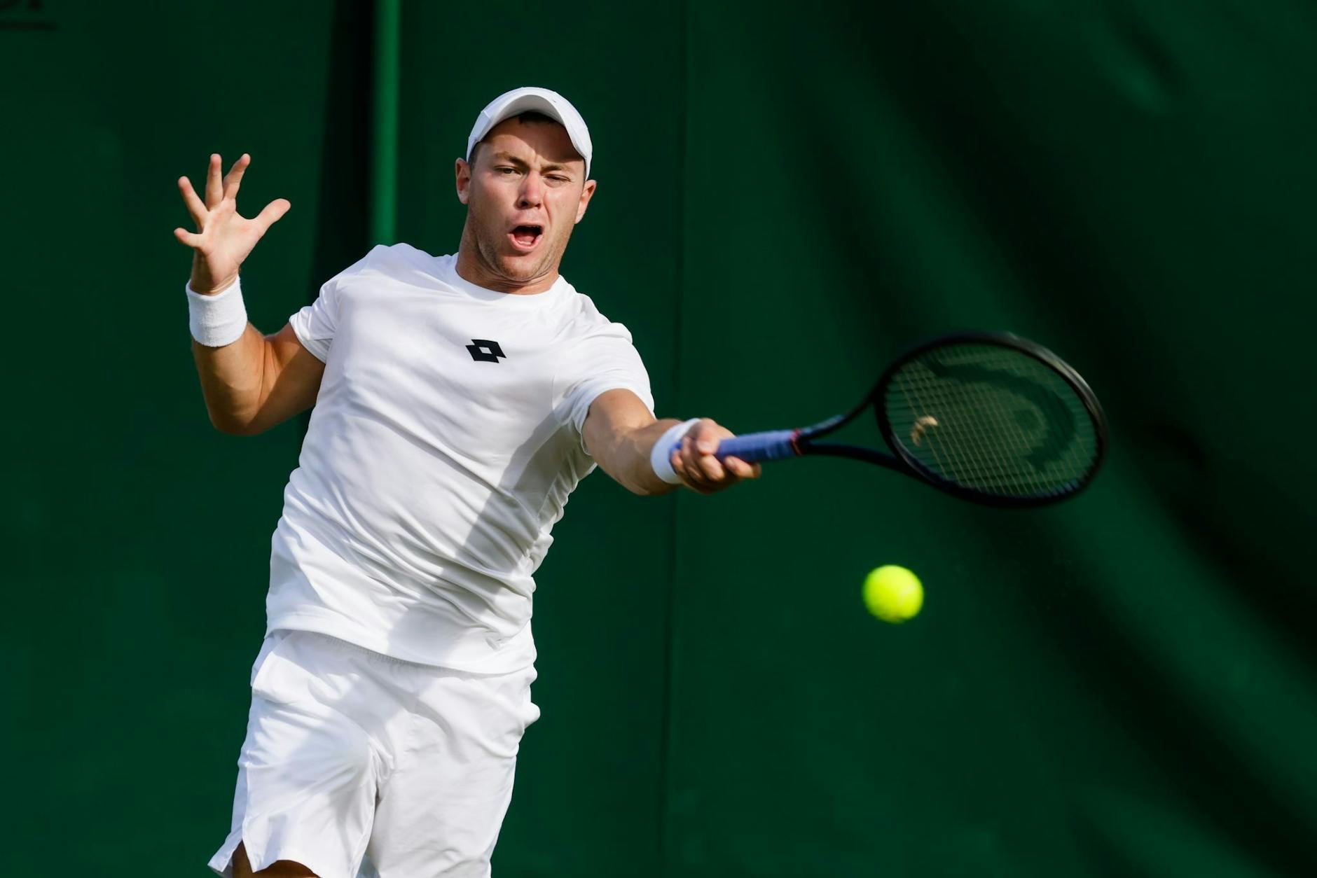 ARCHIV - Tennisprofi Dominik Koepfer hat immer noch Probleme mit seinem Arm und wird erst mal keine Turniere spielen.