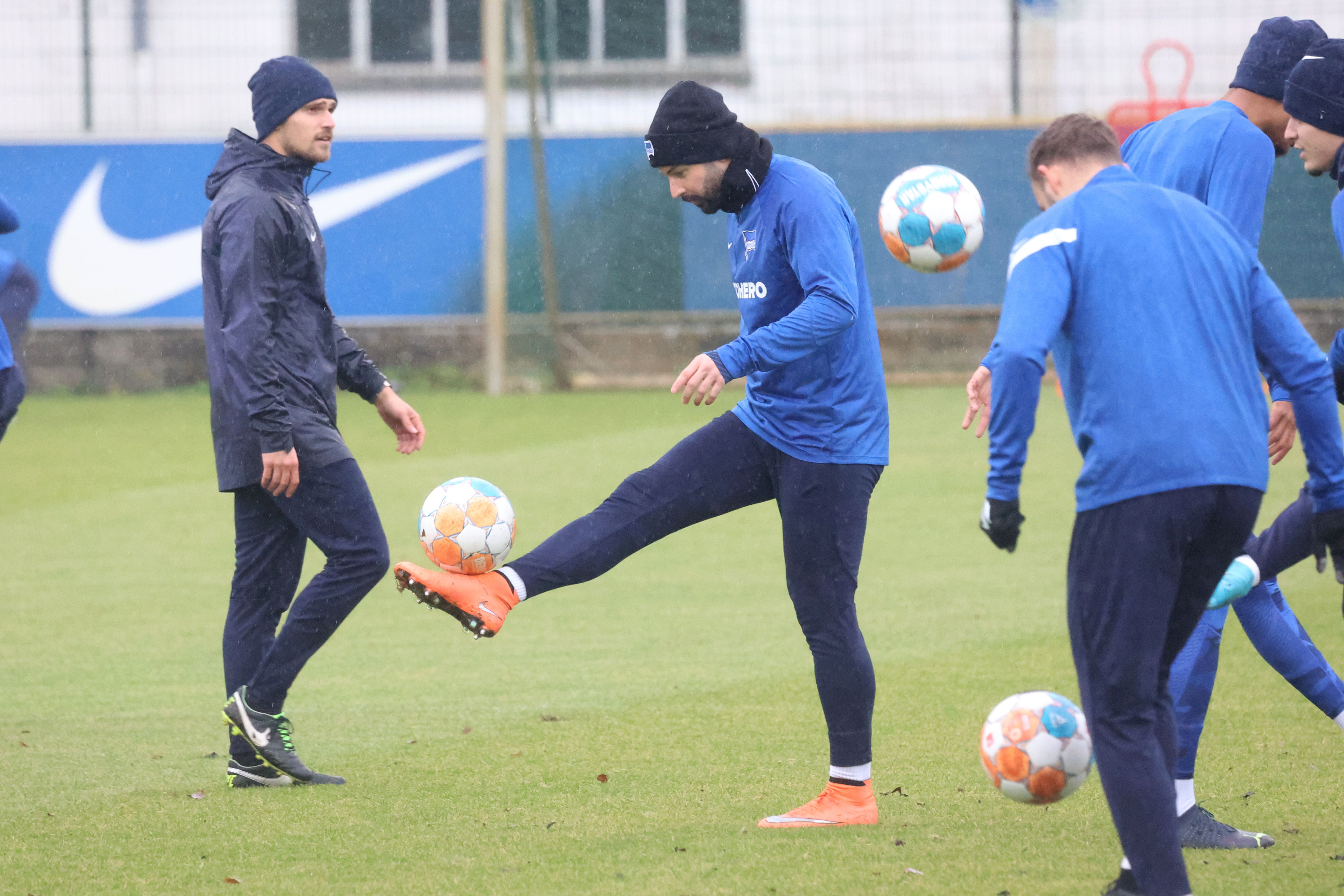 Kalter Regen statt warme Sonne: Hier trainiert Hertha-Kapitän Plattenhardt mit den Amateuren – aber nur 45 Minuten