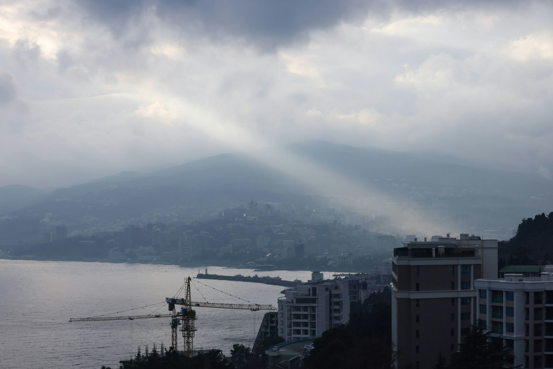 Ein Blick auf das Schwarze Meer und die Stadt Jalta im Süden der Krim.
