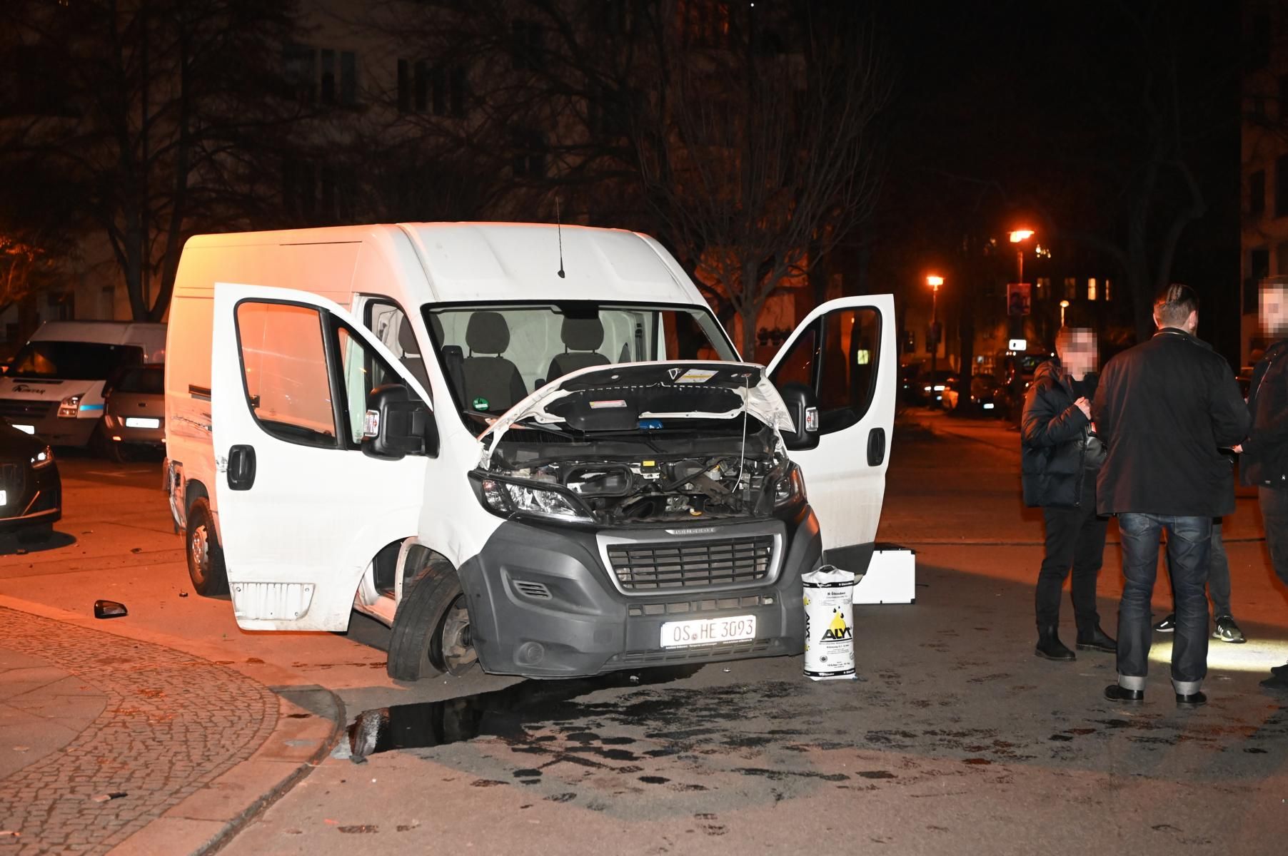 Mega-Crash bei Fluchtversuch: Transporter-Diebe ramponieren elf Autos – und verletzen einen Polizisten