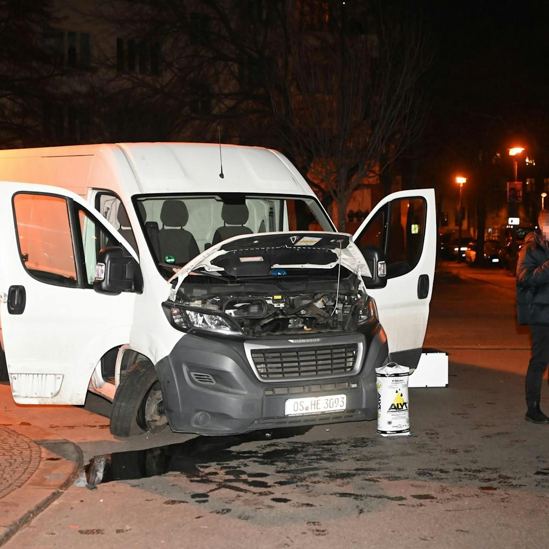 Mega-Crash bei Fluchtversuch: Transporter-Diebe ramponieren elf Autos – und verletzen einen Polizisten