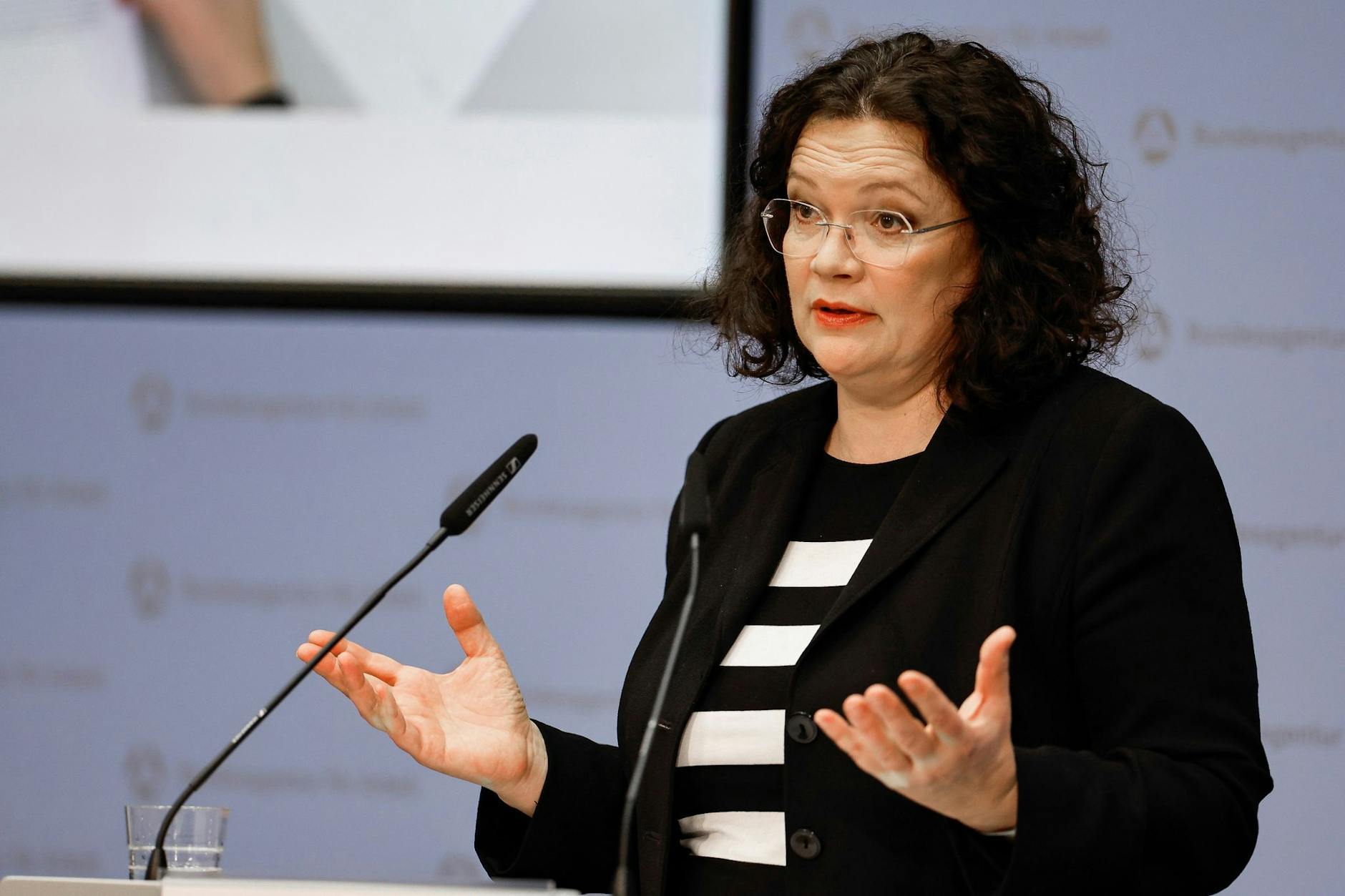Andrea Nahles, die Vorstandsvorsitzende der Bundesagentur für Arbeit, erläutert die Lage auf dem Arbeitsmarkt.