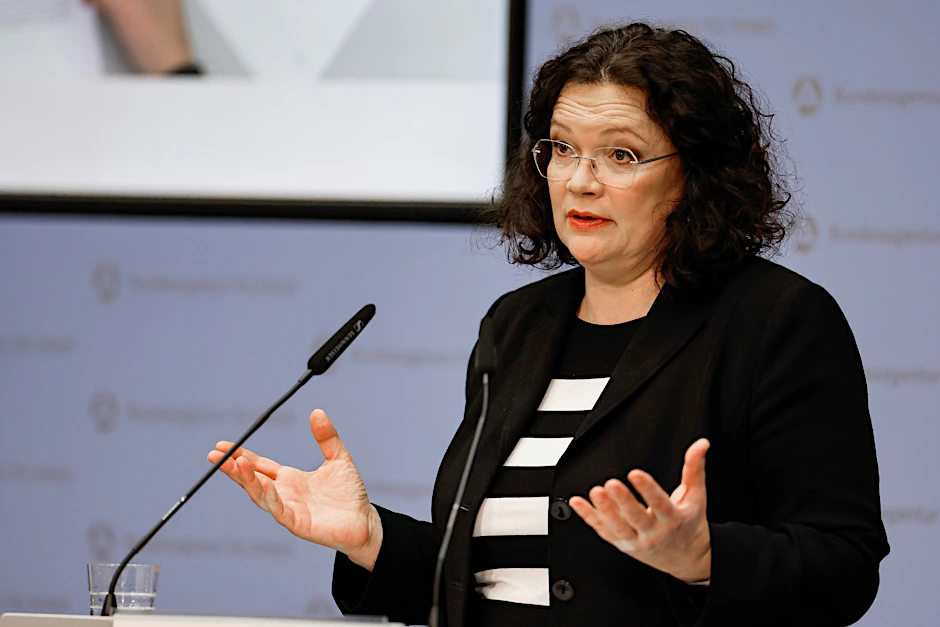 Andrea Nahles, die Vorstandsvorsitzende der Bundesagentur für Arbeit, erläutert die Lage auf dem Arbeitsmarkt.  