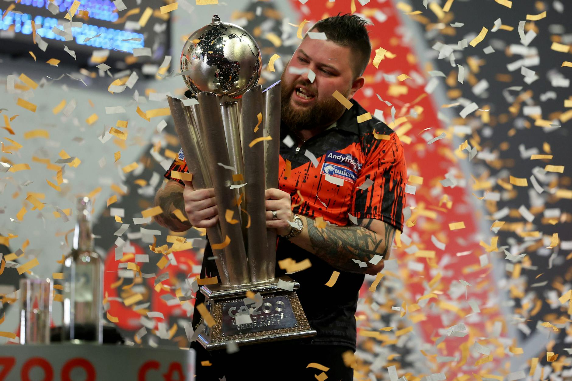 Weltmeister im Alexandra Palace: Der Engländer Michael Smith feiert mit Pokal.