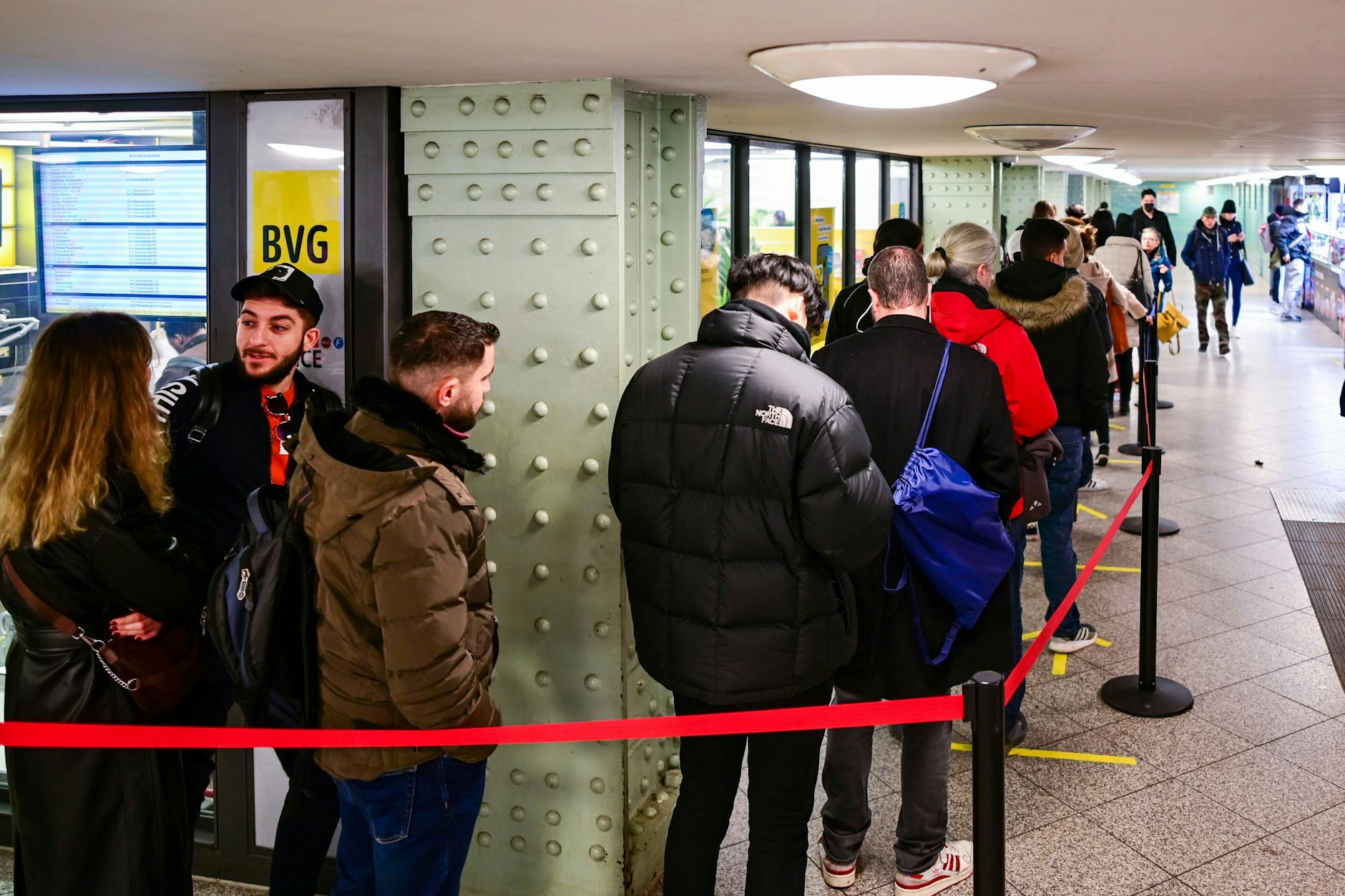 Lange Warteschlagen am Alex