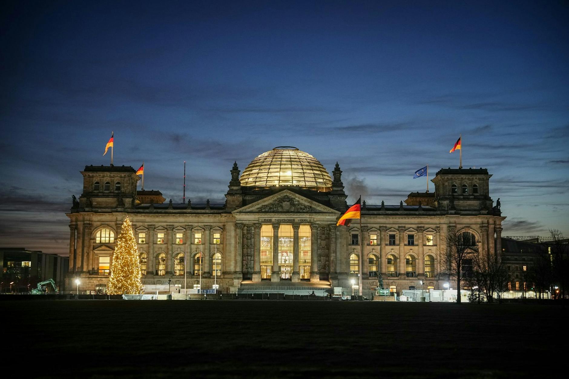 ARCHIV - Das Reichstagsgebäude in Berlin.