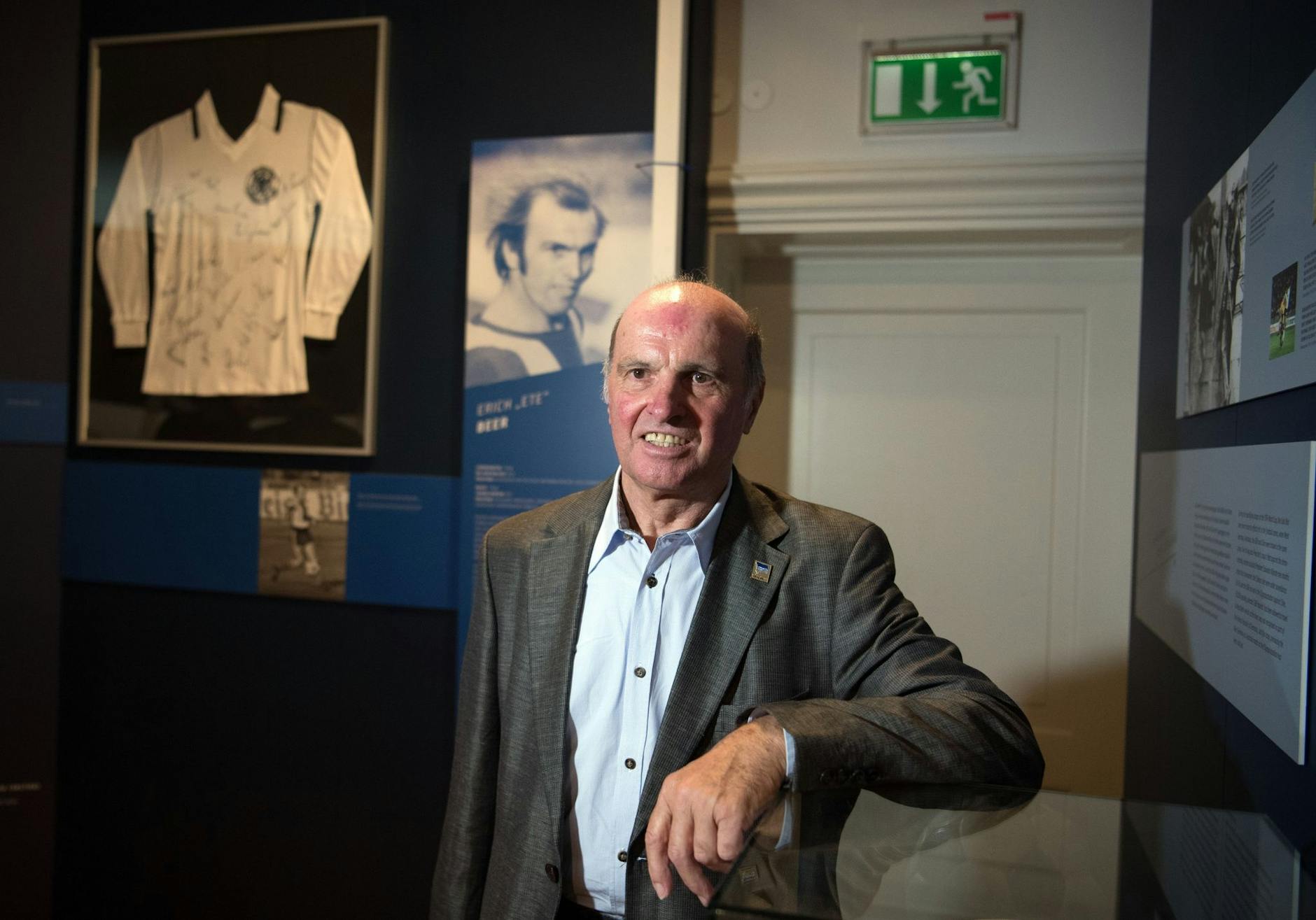 ARCHIV - Der frühere Fußballspieler Erich «Ete» Beer steht im Ephraim-Palais in Berlin in einer Ausstellung.
