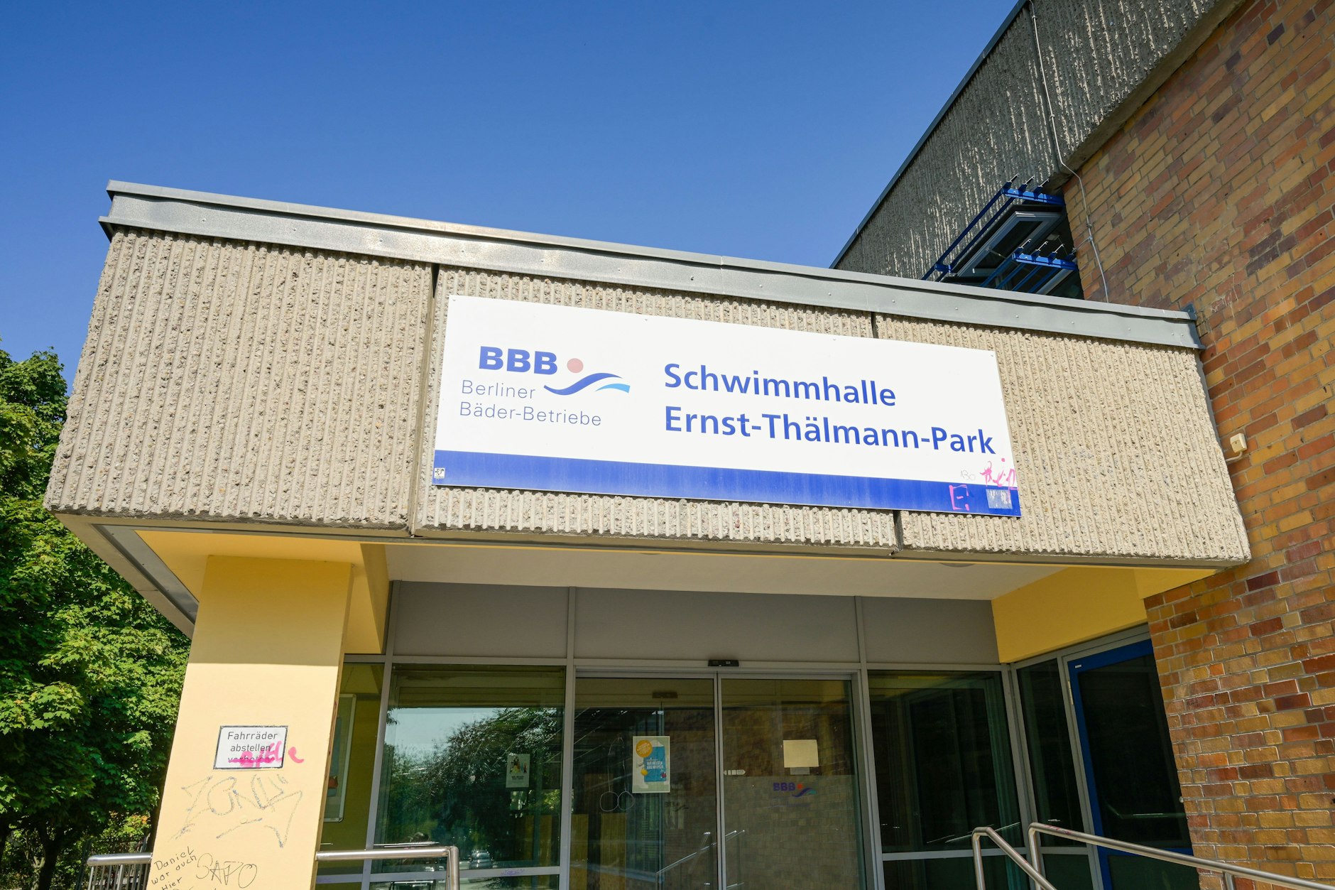Die Schwimmhalle Ernst-Thälmann-Park öffnet wieder.