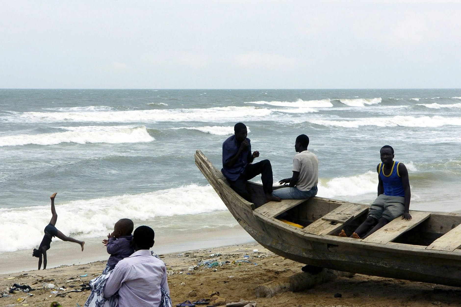 Ghana heute: Fischer sitzen an einem Strand der Hauptstadt Accra.