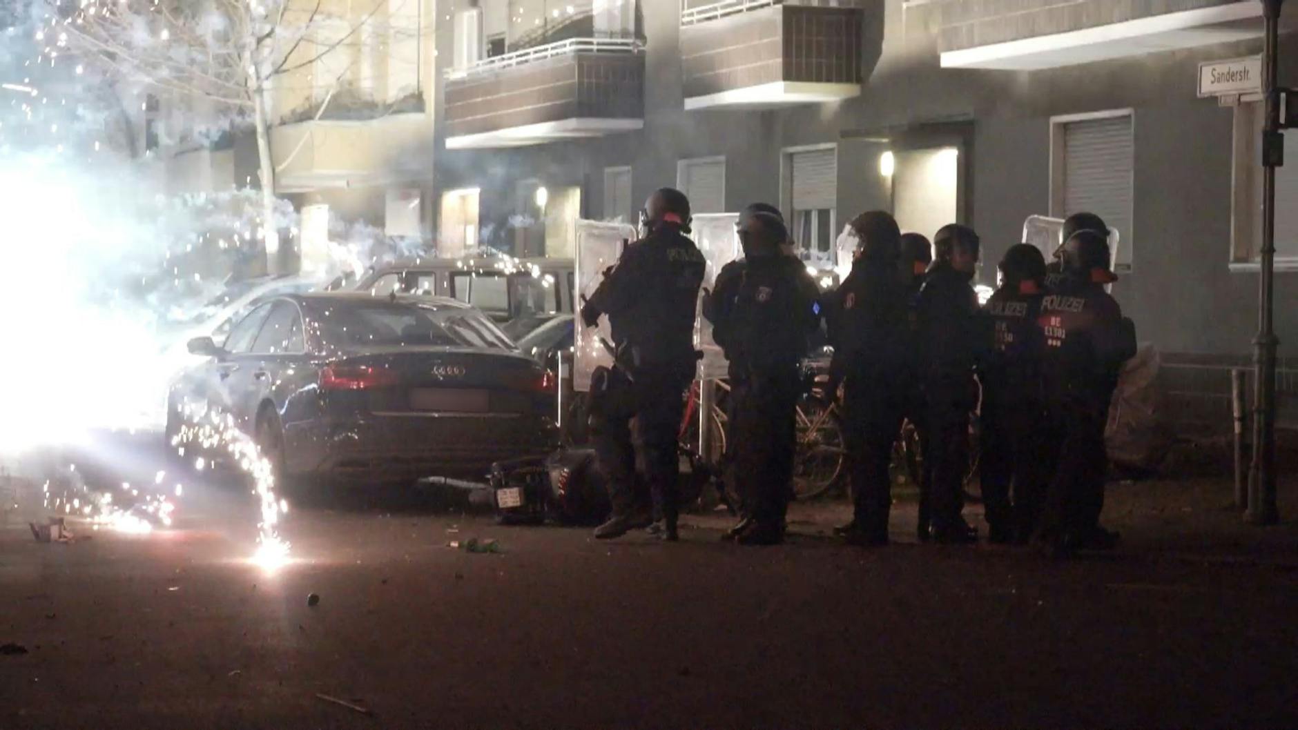 Polizeibeamte stehen hinter explodierendem Feuerwerk. pa/Archivbild