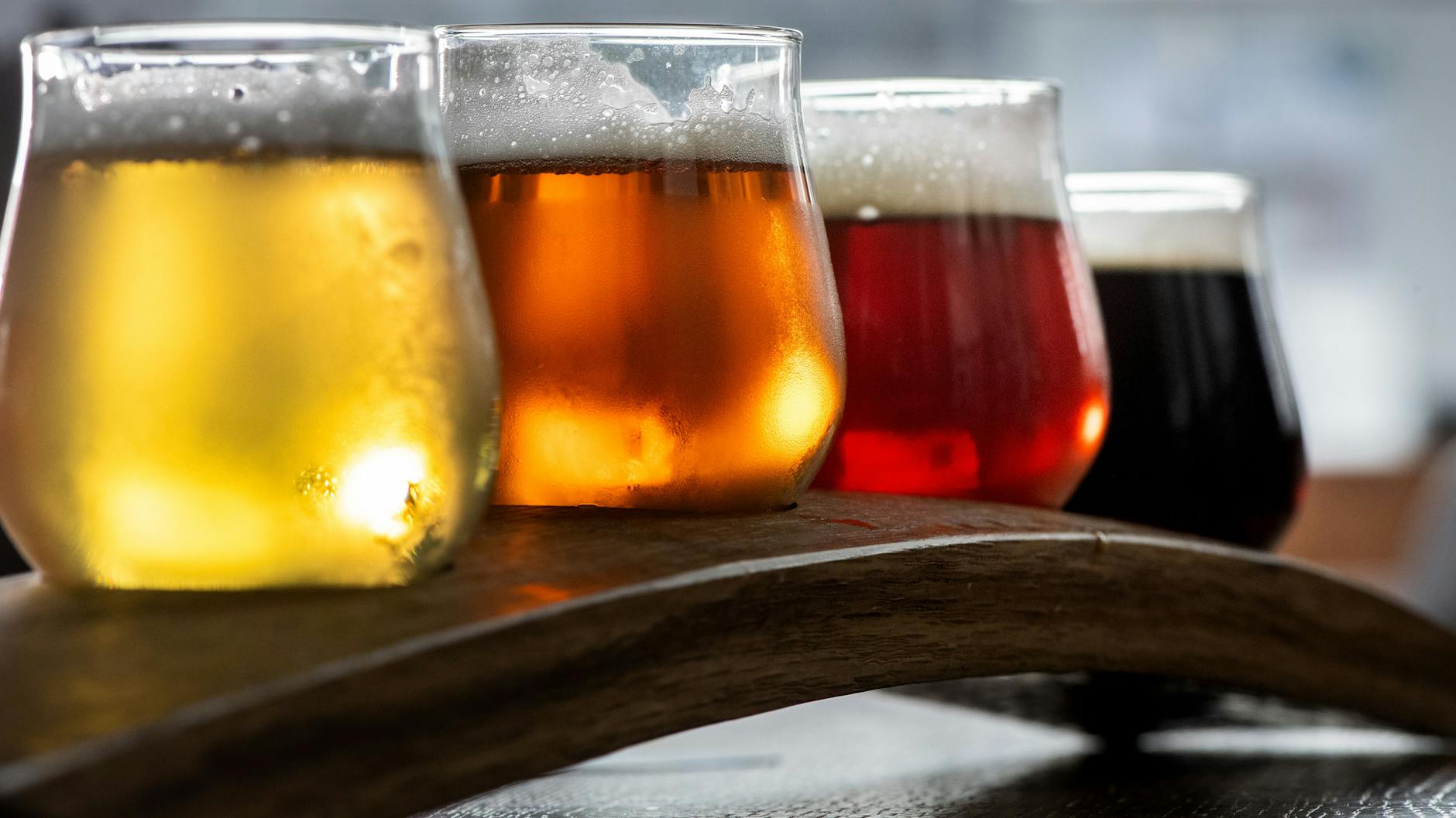 Prost! Wer frisch gezapftes Bier trinken will, sollte wissen, wie es schmecken muss.