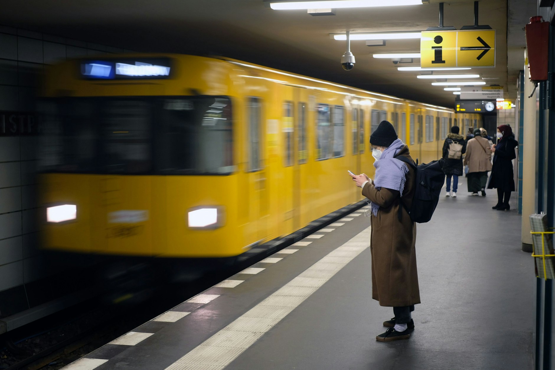 Ein Zug fährt in den U-Bahnhof Kleistpark in Schöneberg ein. Auch auf der U7 zwischen Spandau und Rudow hat die BVG in den Wagen die Temperatur gesenkt.