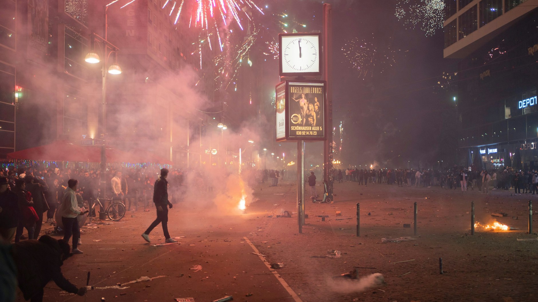 Menschen feiern Silvester mit Feuerwerk auf dem Alexanderplatz. An manchen Orten in Berlin ist derartige Böllerei böse eskaliert.