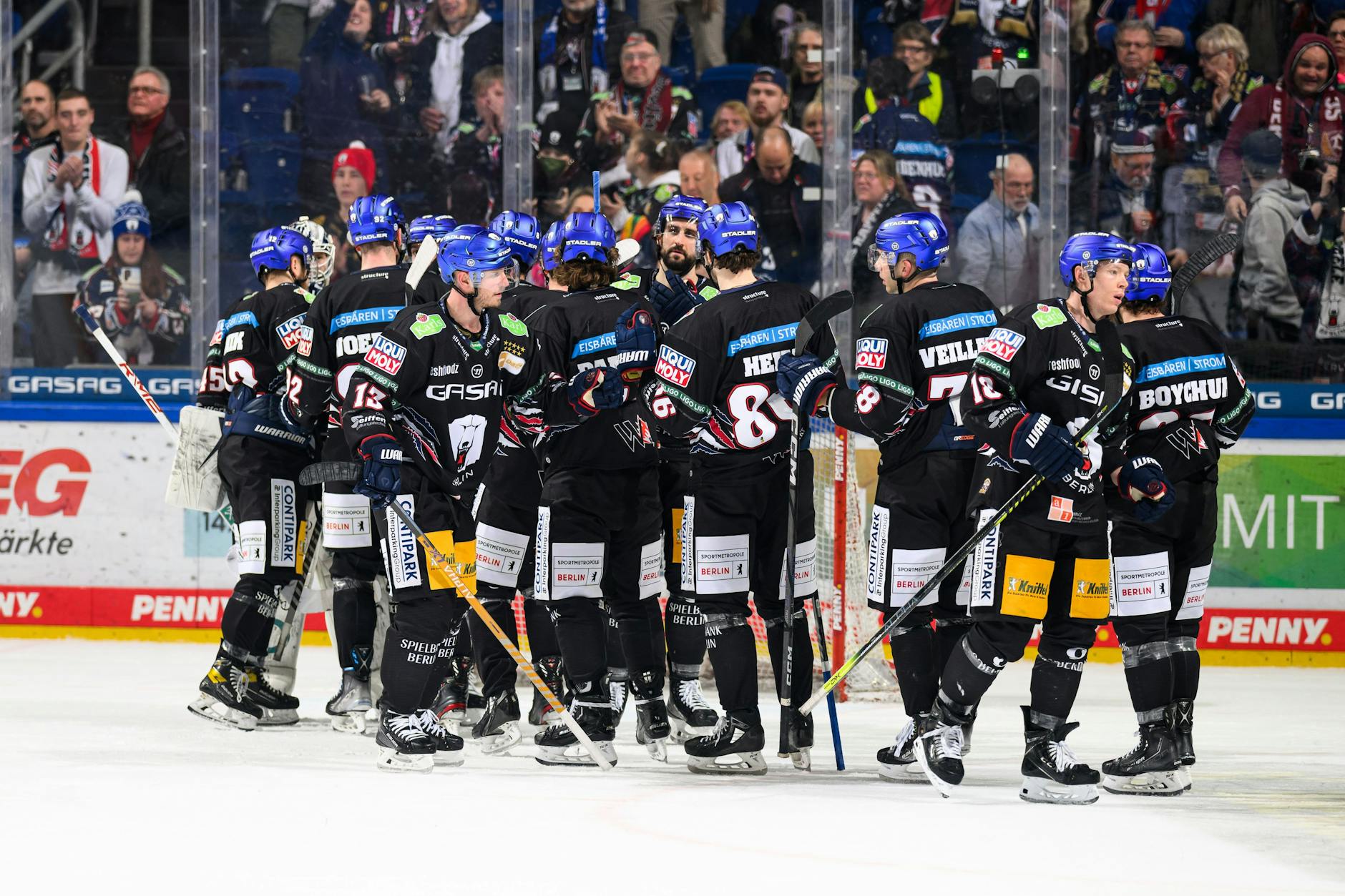 Spieler der Eisbären feiern in Berlin den Sieg nach dem Spiel gegen die Kölner Haie. 