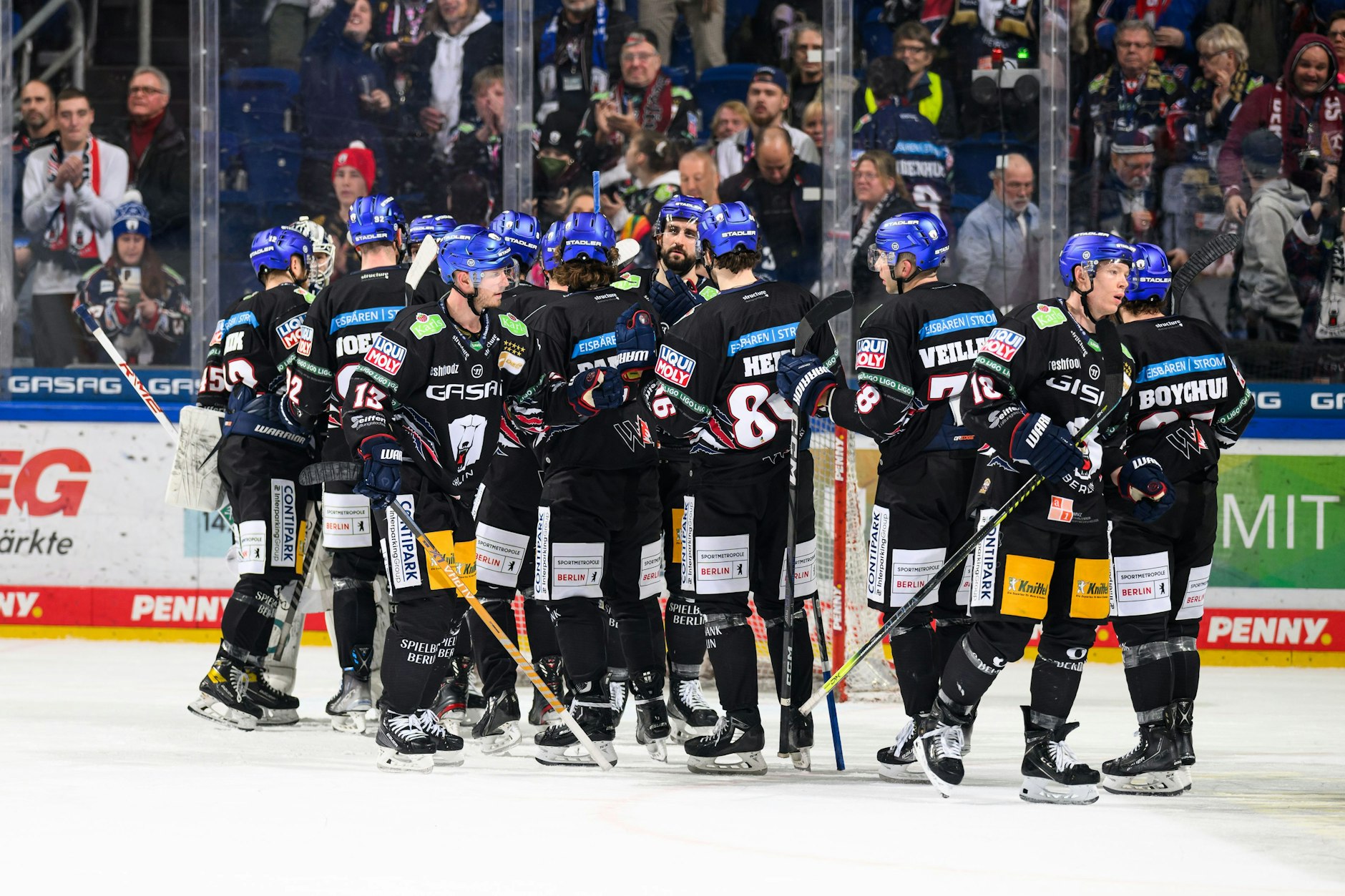 Spieler der Eisbären feiern in Berlin den Sieg nach dem Spiel gegen die Kölner Haie.&nbsp;