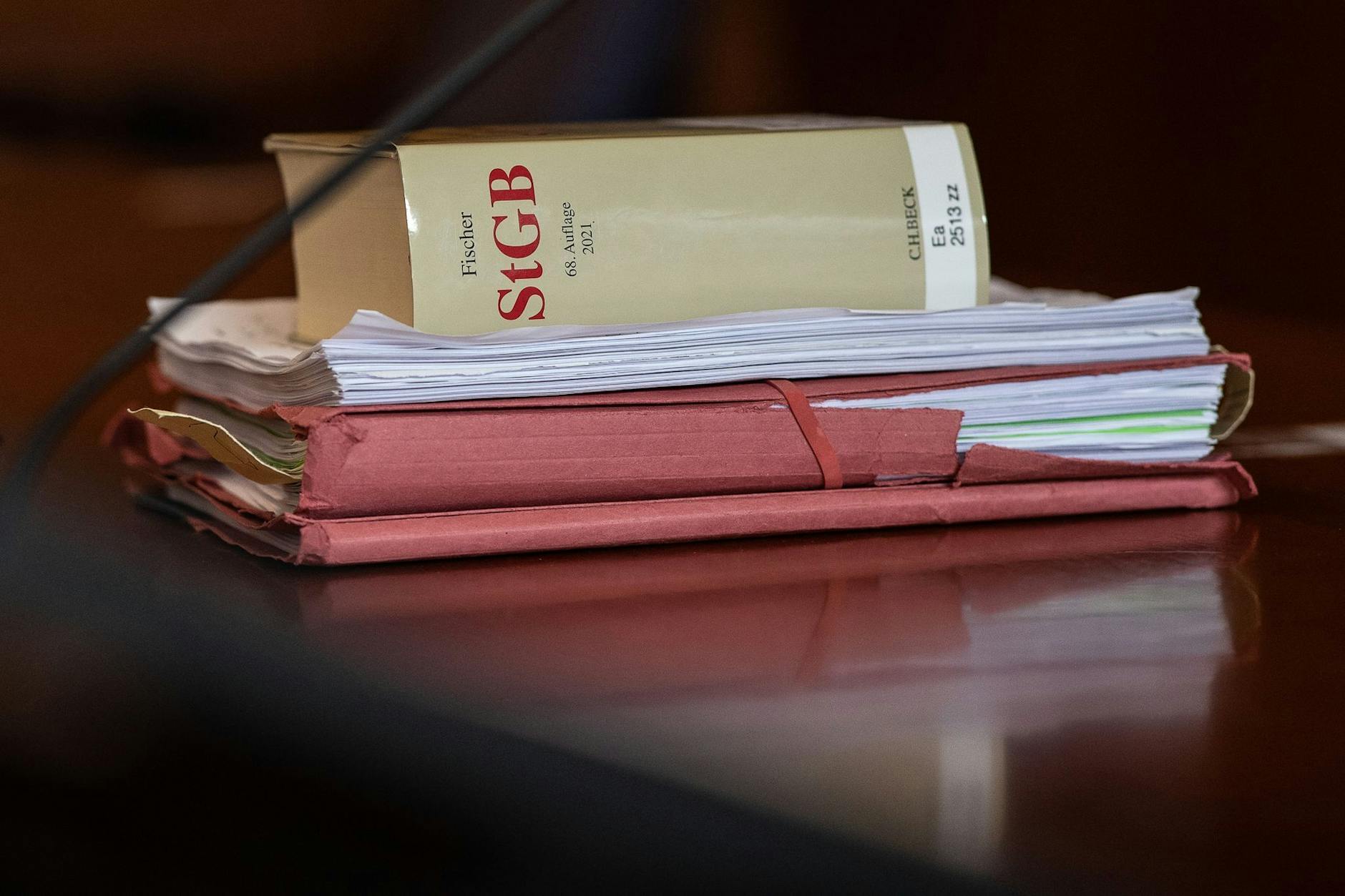 ARCHIV - Das Strafgesetzbuch und Akten liegen in einem Gericht auf dem Tisch.