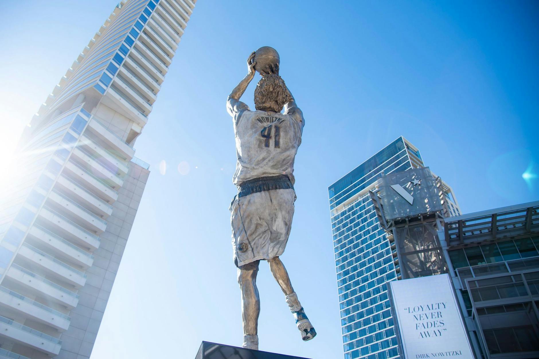 dpatopbilder - Eine Statue von Dirk Nowitzki steht nun vor dem American Airlines Center in Dallas.