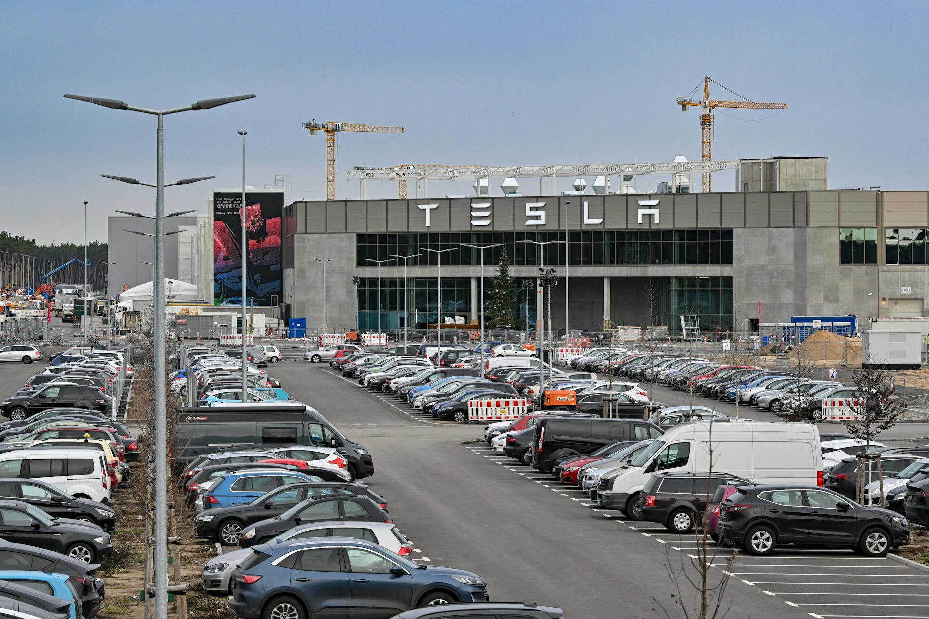 Tesla sucht für die Gigafactory Berlin-Brandenburg Ex-Soldaten als neue Mitarbeiter.