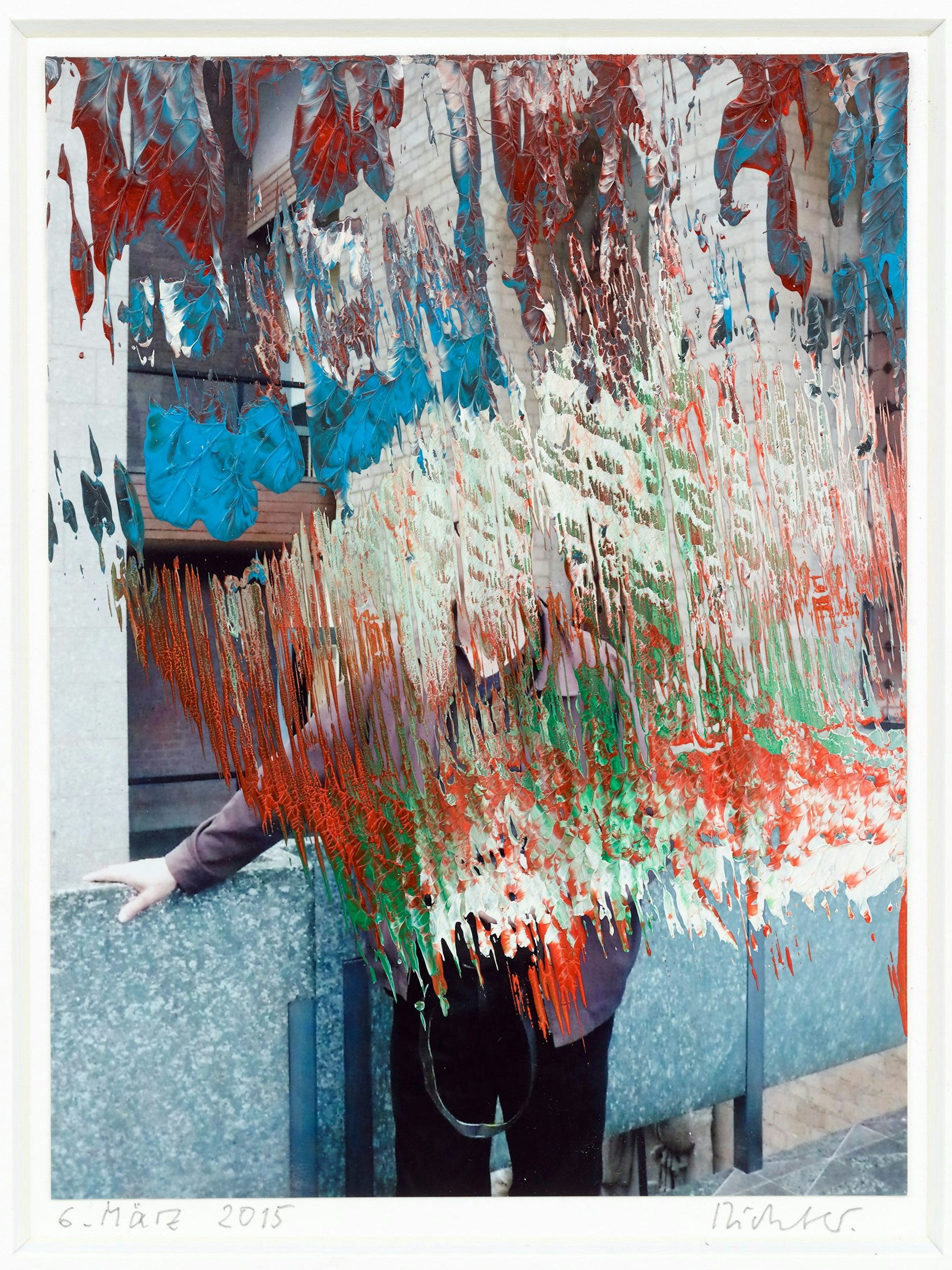 Wer der Mann hinter der Farborgie ist, bleibt ein Geheimnis, das nur der Maler Gerhard Richter lüften kann: „6. März 2015, 2015, Übermalte Fotografie“.