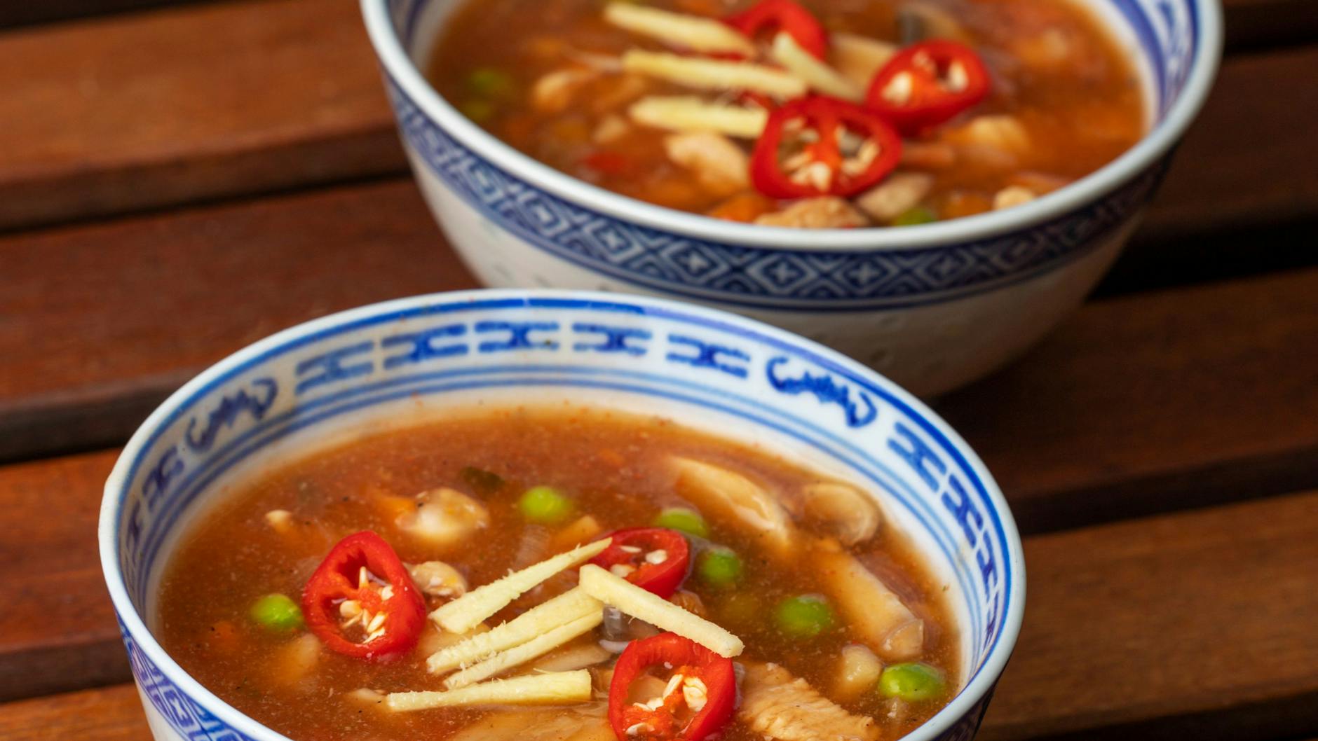 Chinesische Süß-sauer-Suppe - ein Klassiker im Restaurant. 