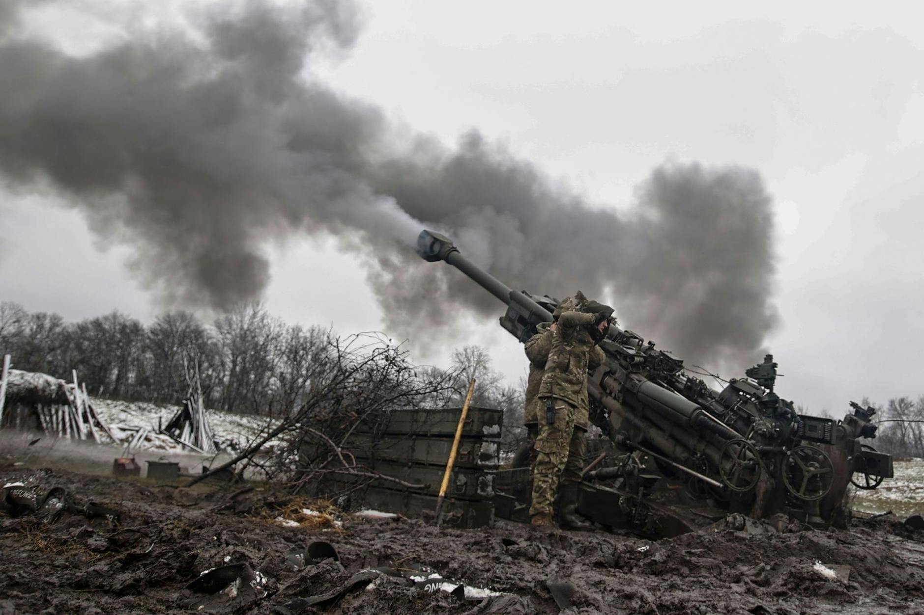 Ukrainische Soldaten schießen in der Region Donezk auf russische Stellungen an der Frontlinie. 