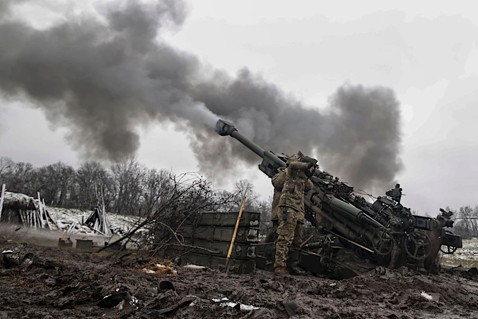 Ukrainische Soldaten schießen in der Region Donezk auf russische Stellungen an der Frontlinie.&nbsp;