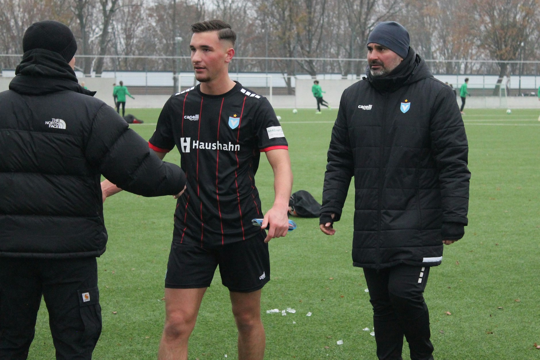 Viki-Coach Semih Keskin (r.), hier am 3. Dezember 2022 beim U19-Spiel der Himmelblauen bei Hertha BSC, freut sich auf Laurenz Dehl.
