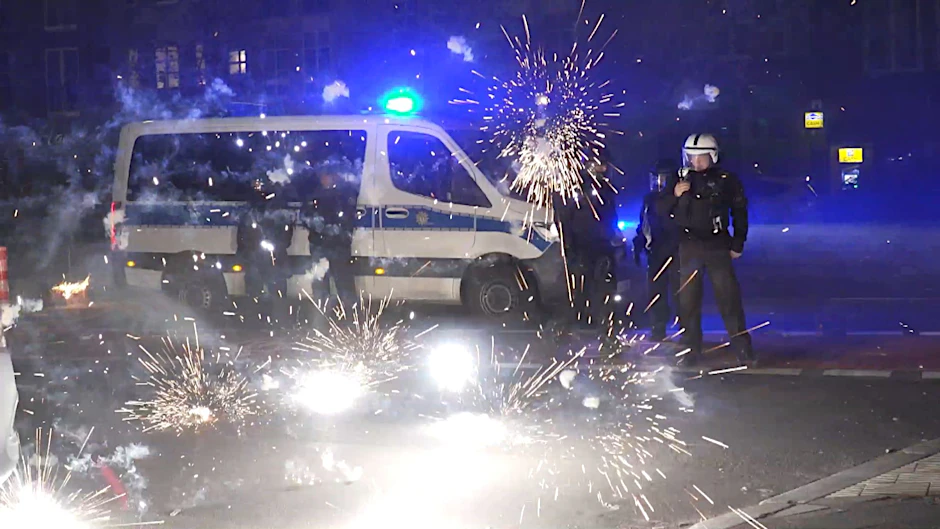 Nach Angriffen auf Einsatzkräfte in der Silvesternacht hat die Diskussion um Konsequenzen begonnen.