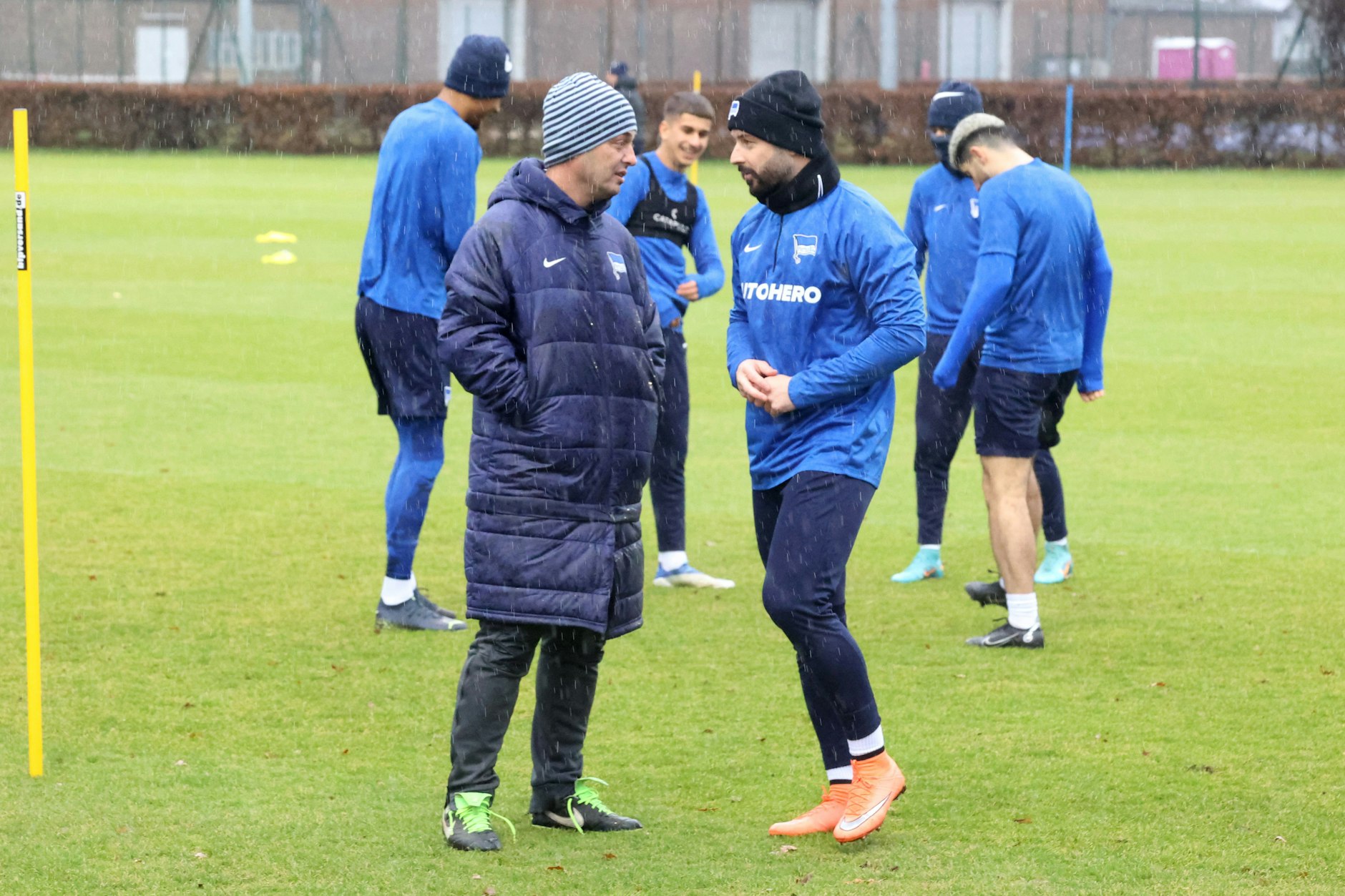 Regen statt Sonne und Covic statt Schwarz: Marvin Plattenhardt plauschte zu Beginn des U23-Trainings mit dem Nachwuchstrainer.