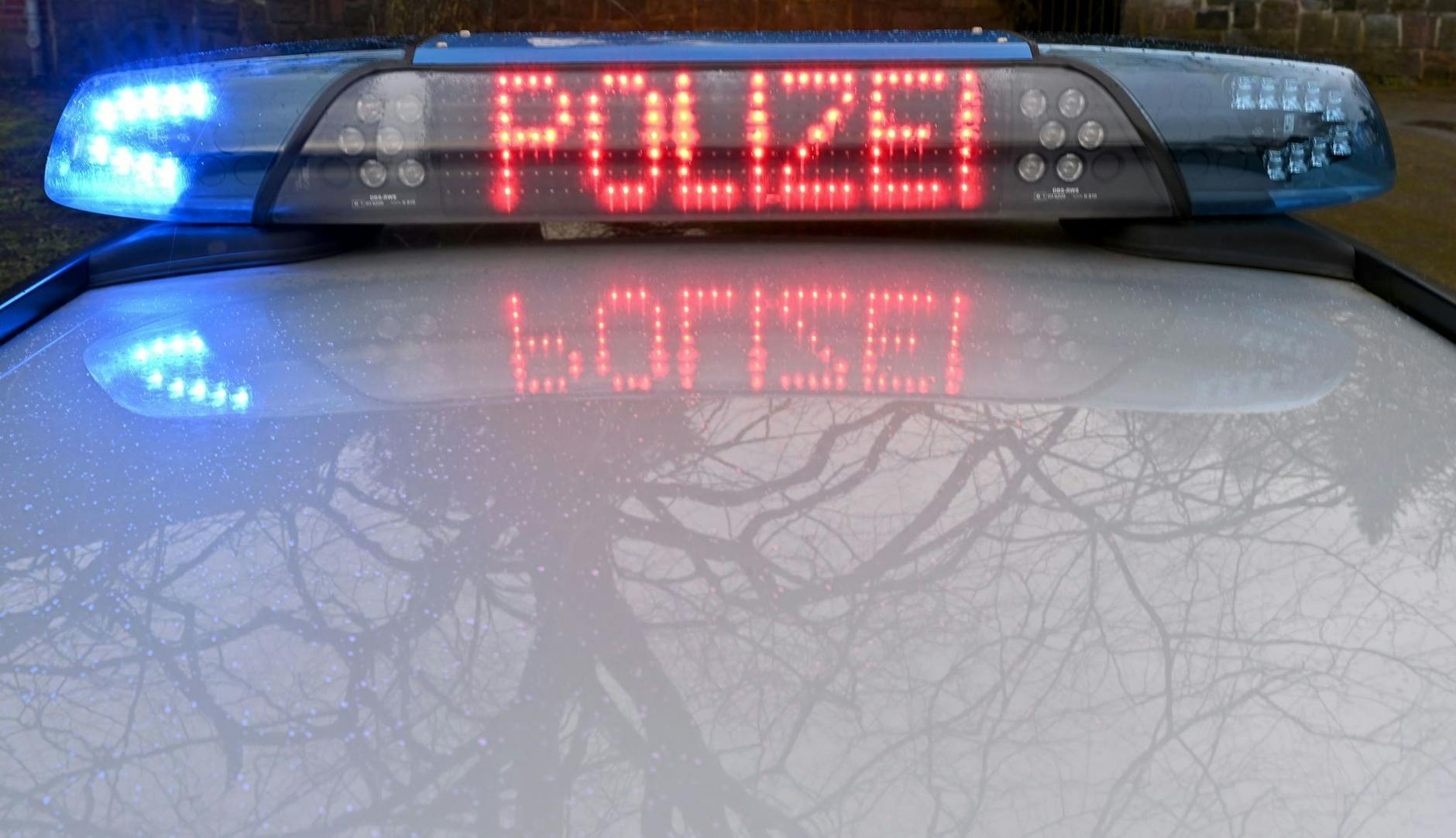 ARCHIV - Die Schriftzug «Polizei» leuchtet auf dem Dach eines Streifenwagens der Polizei.