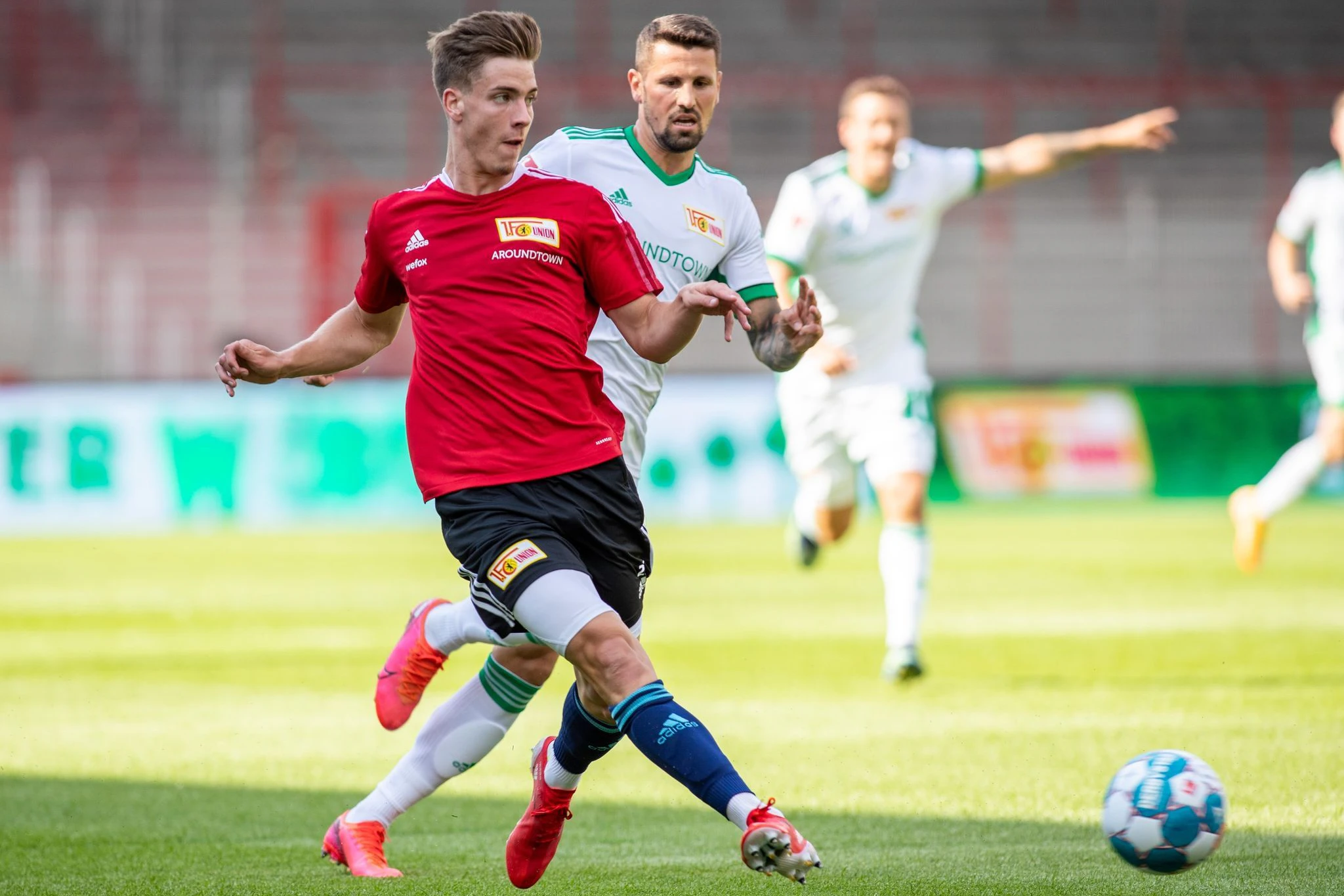 Laurenz Dehl (l.) beim internen Testspiel am 10. Juli 2021 im Duell mit Pawel Wszolek.