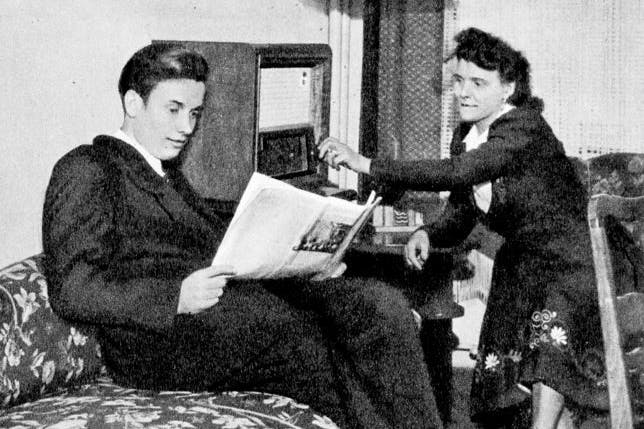 Und so sah es drinnen aus: „Die lang ersehnte gemütliche Ecke im Wohnzimmer: Mutter und Sohn genießen eine Mußestunde.“ (Originaltext)