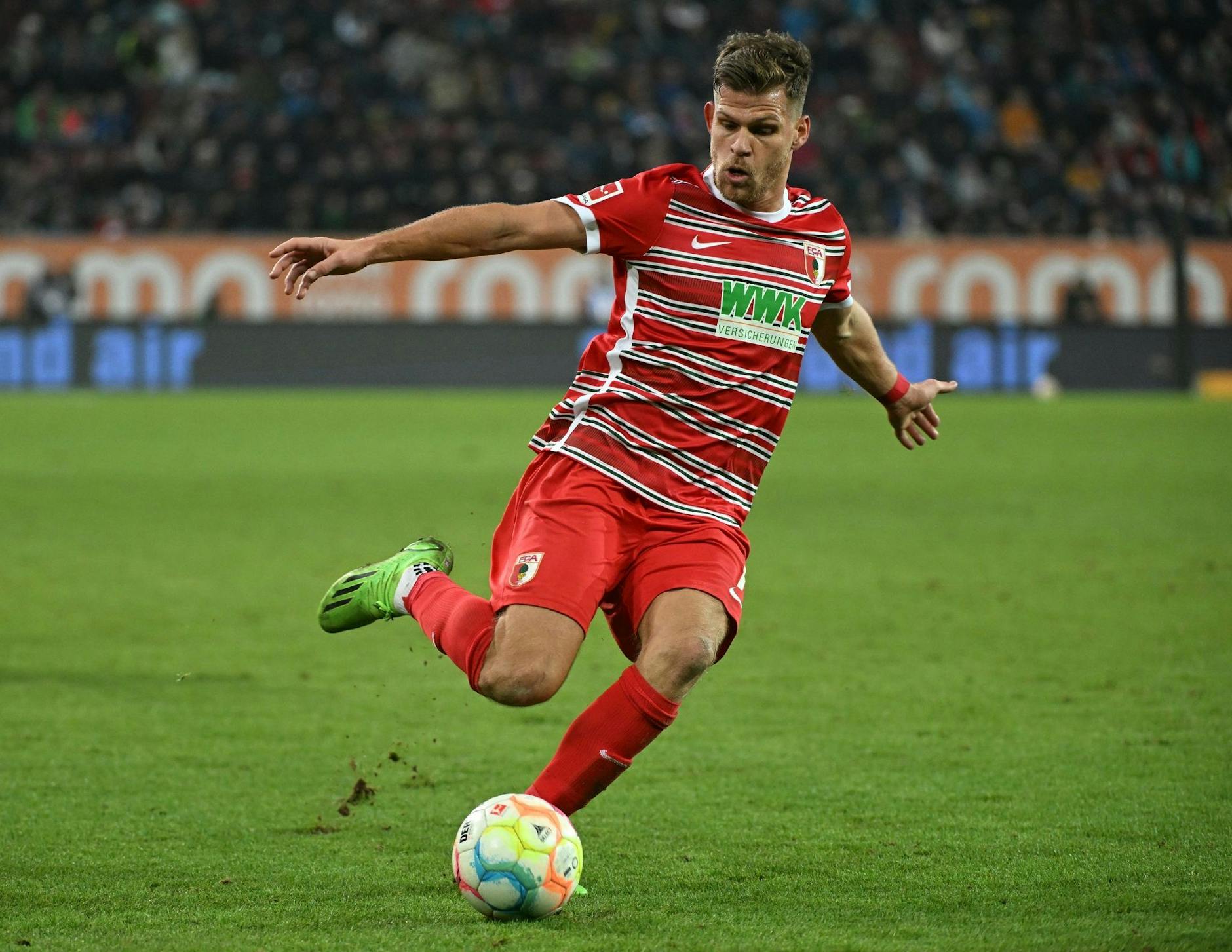 ARCHIV - Florian Niederlechner vom FC Augsburg spielt den Ball.