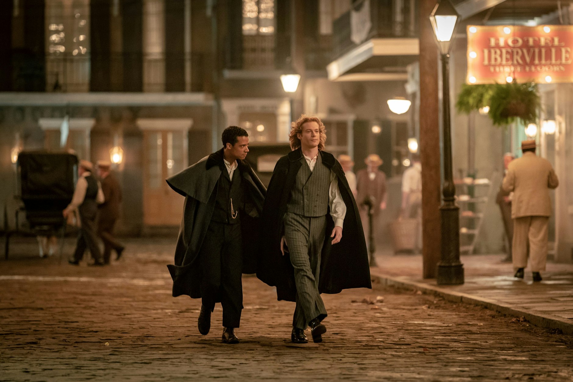 Das Paar spaziert durch New Orleans.